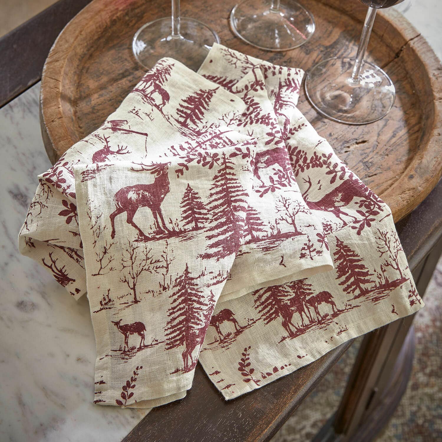 Servet set van 4 Sundraen Linnen tafelkleed in natuurlijke kleur met bordeauxrode herten- en bomenprint, rustieke tafeldecoratie