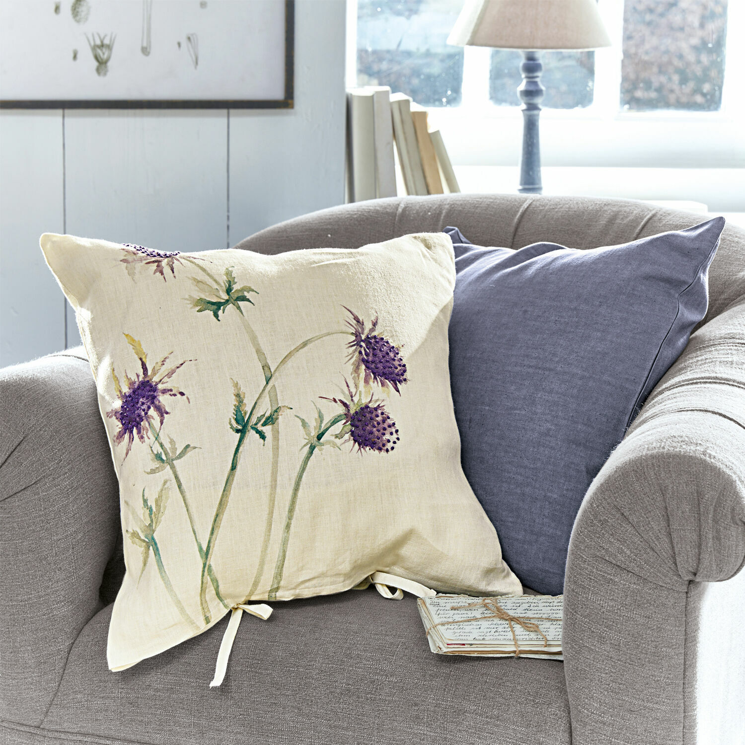 Kussenhoes set van 2 Épine Beige linnen kussen met paarse bloemenprint op grijze bank, sfeervolle woondecoratie