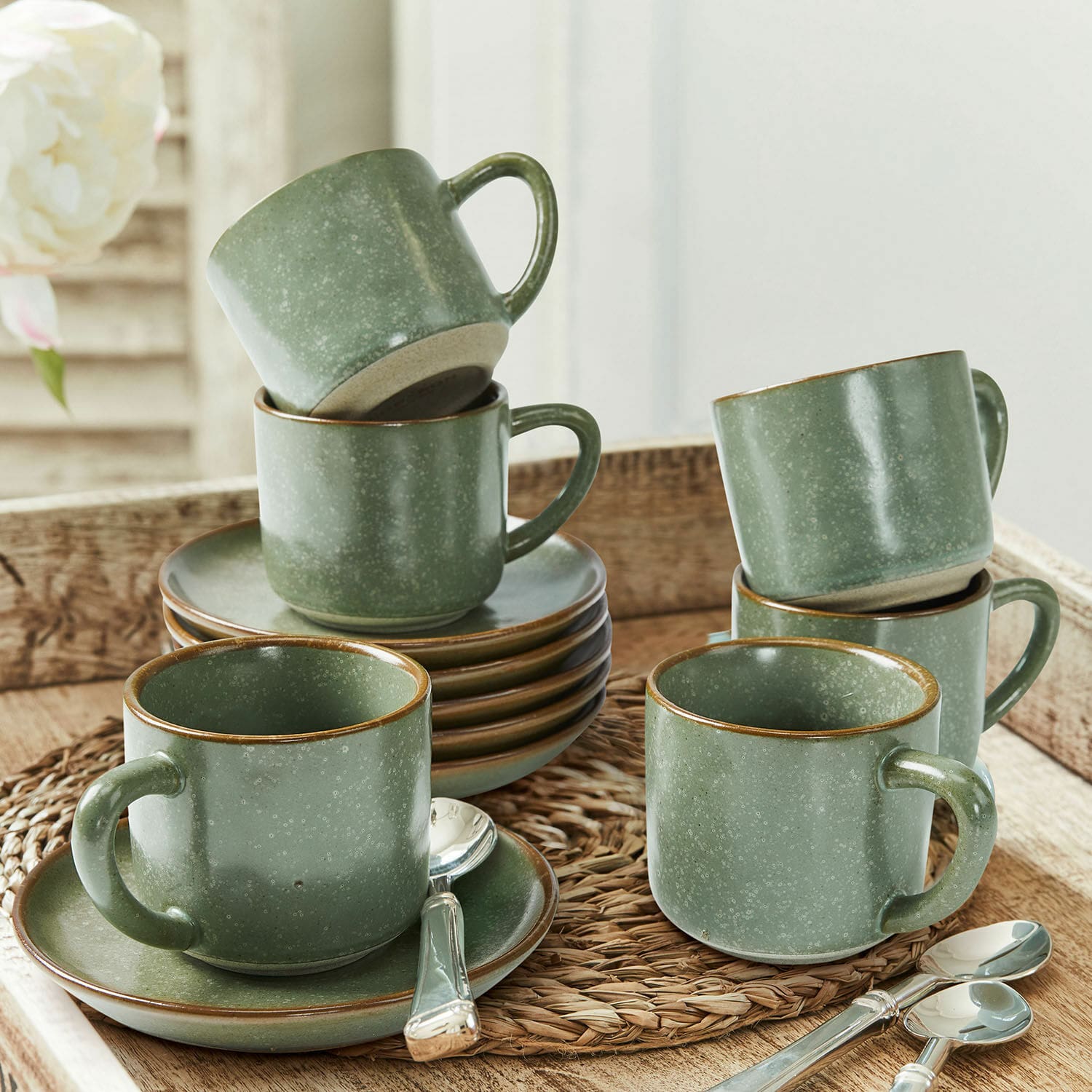 Kopje en schoteltje set van 6 Biarré Set groene keramische kopjes en schotels met lepels op houten dienblad voor koffie