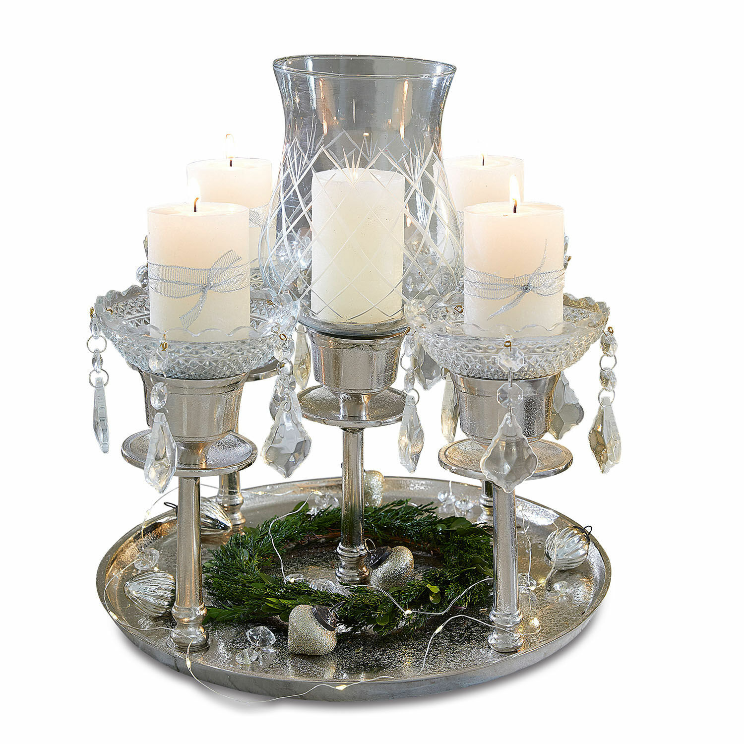Chandelier Shaws Chandelier décoratif argenté avec bougies blanches et couronne verte sur plateau décoratif