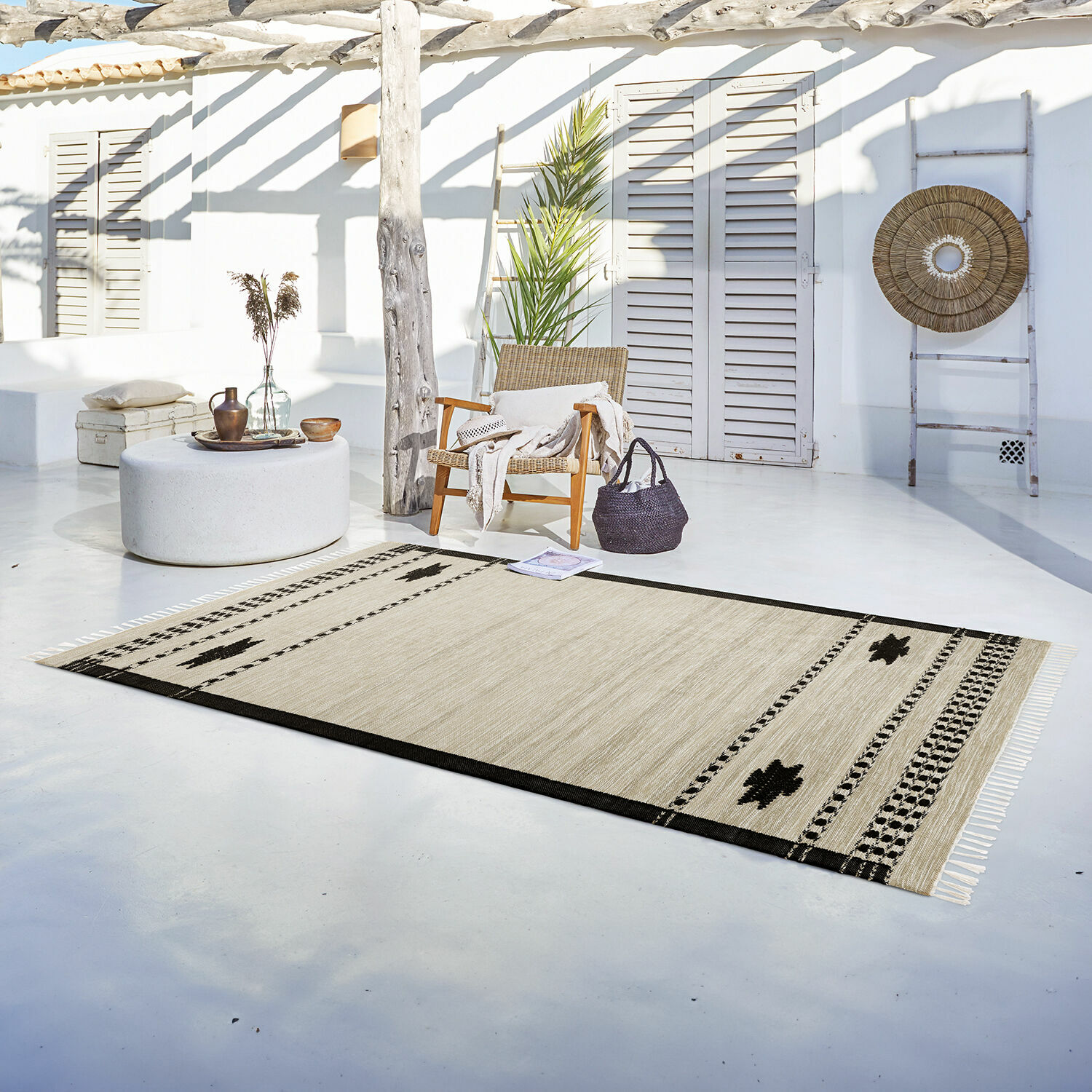 Tapis d'intérieur et d'extérieur Moorna Tapis beige en coton avec motifs géométriques noirs, design moderne pour salon et terrasse