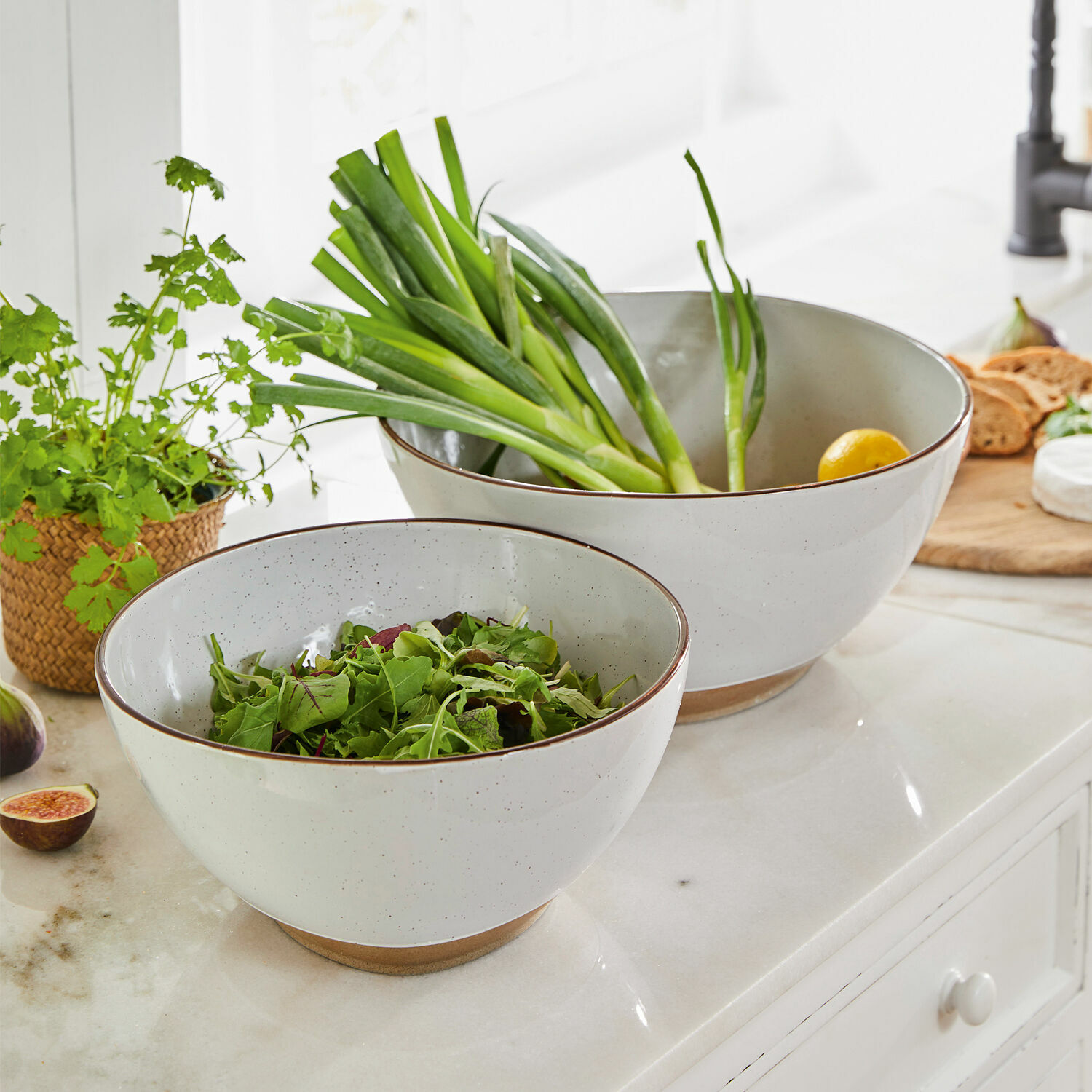 Lot de 2 saladiers Biarré Ensemble de deux bols en céramique blanche avec base marron, parfaits pour salades et légumes frais