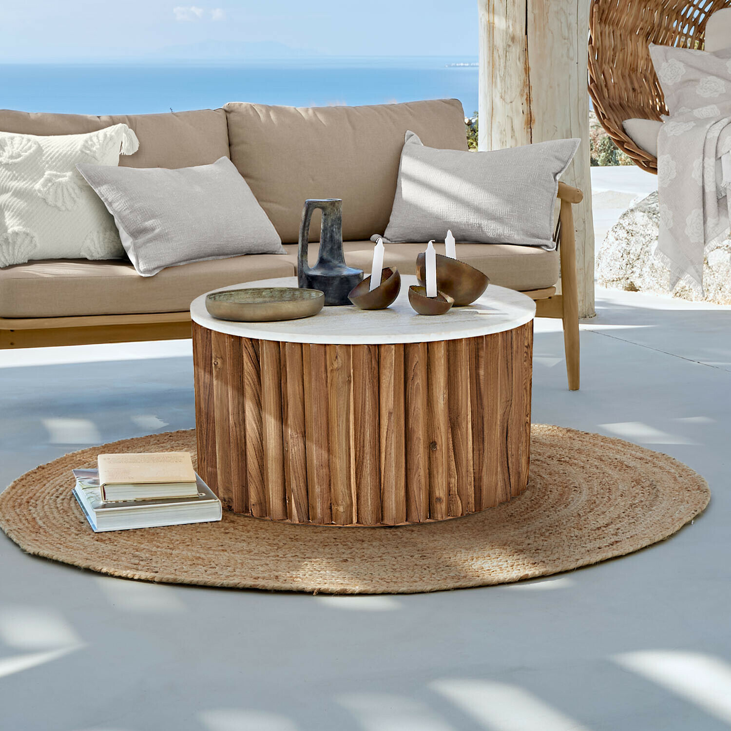 Table basse Moroq Table basse ronde en bois avec plateau blanc sur tapis rond en jute dans un salon lumineux