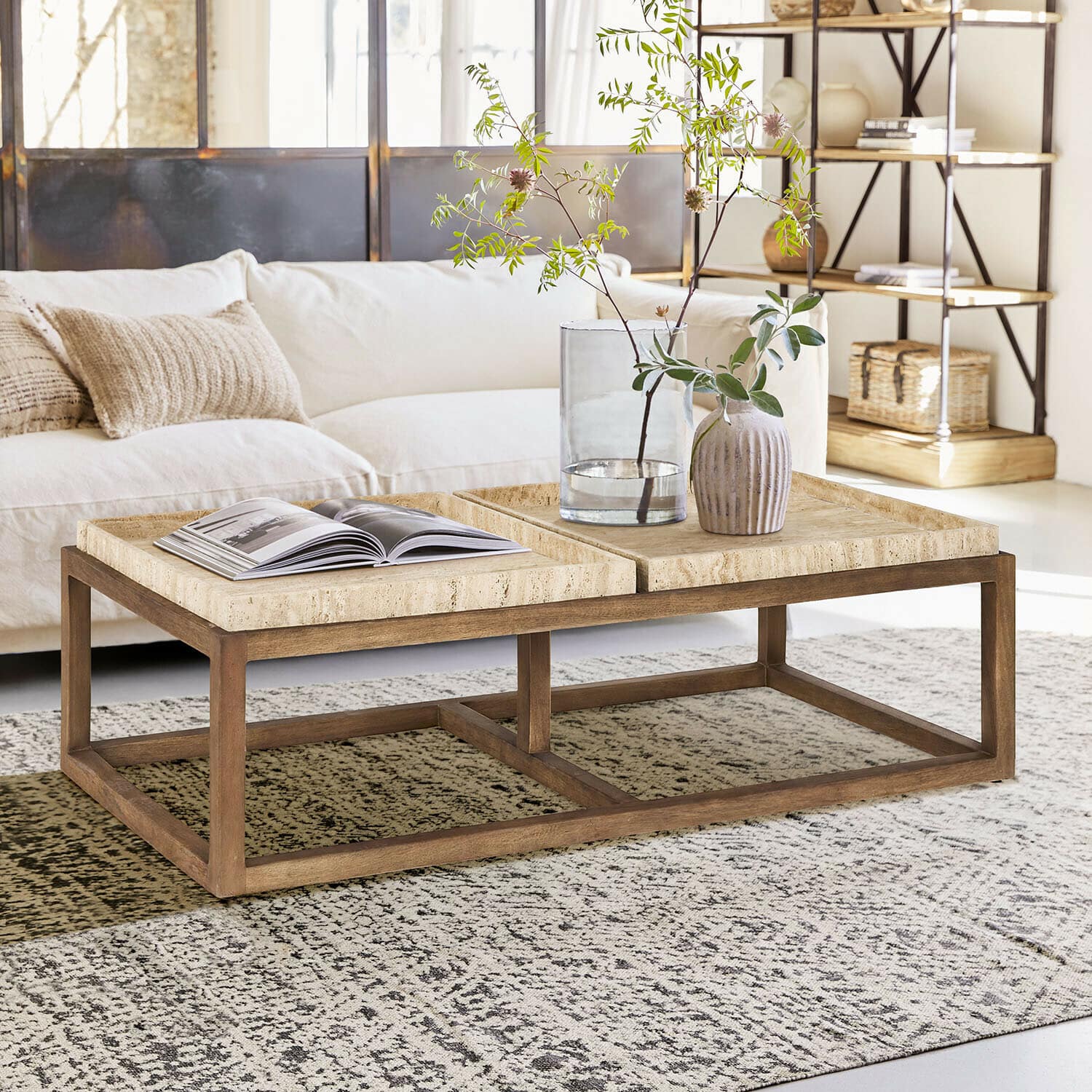 Salontafel Edwyn Salontafel van licht hout met beige stenen blad in een lichte, moderne woonkamer