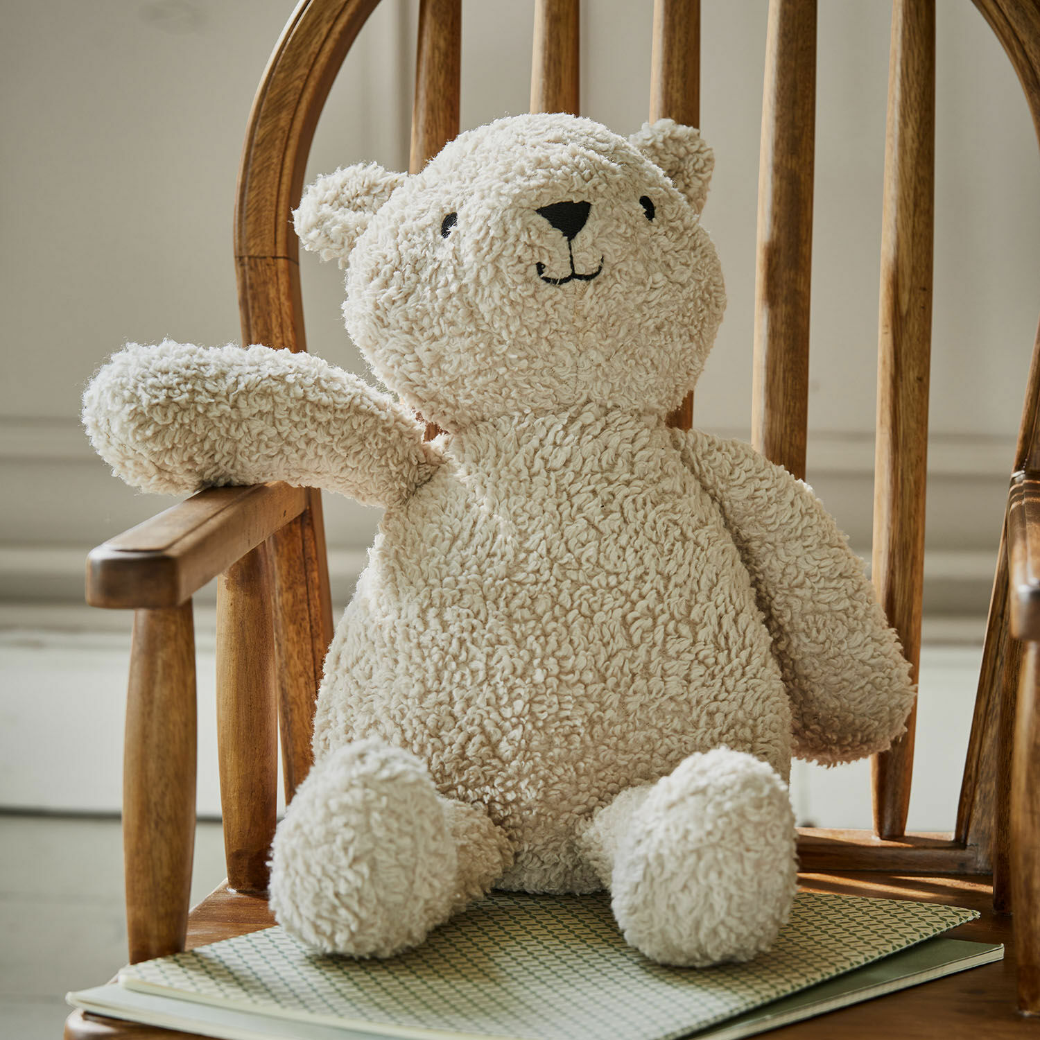 Ours en peluche Fuffino Peluche ours beige en tissu doux assis sur une chaise en bois, décoration chambre enfant