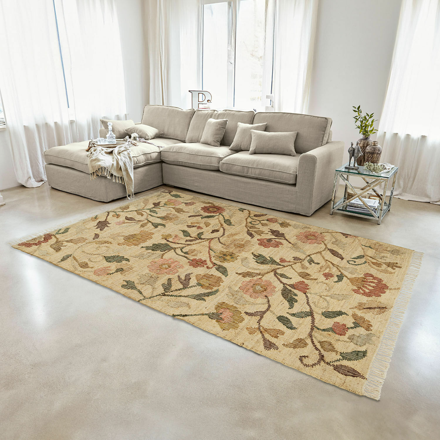 Tapis Théranelle Tapis beige à motif floral en tissu naturel dans un salon lumineux avec canapé beige