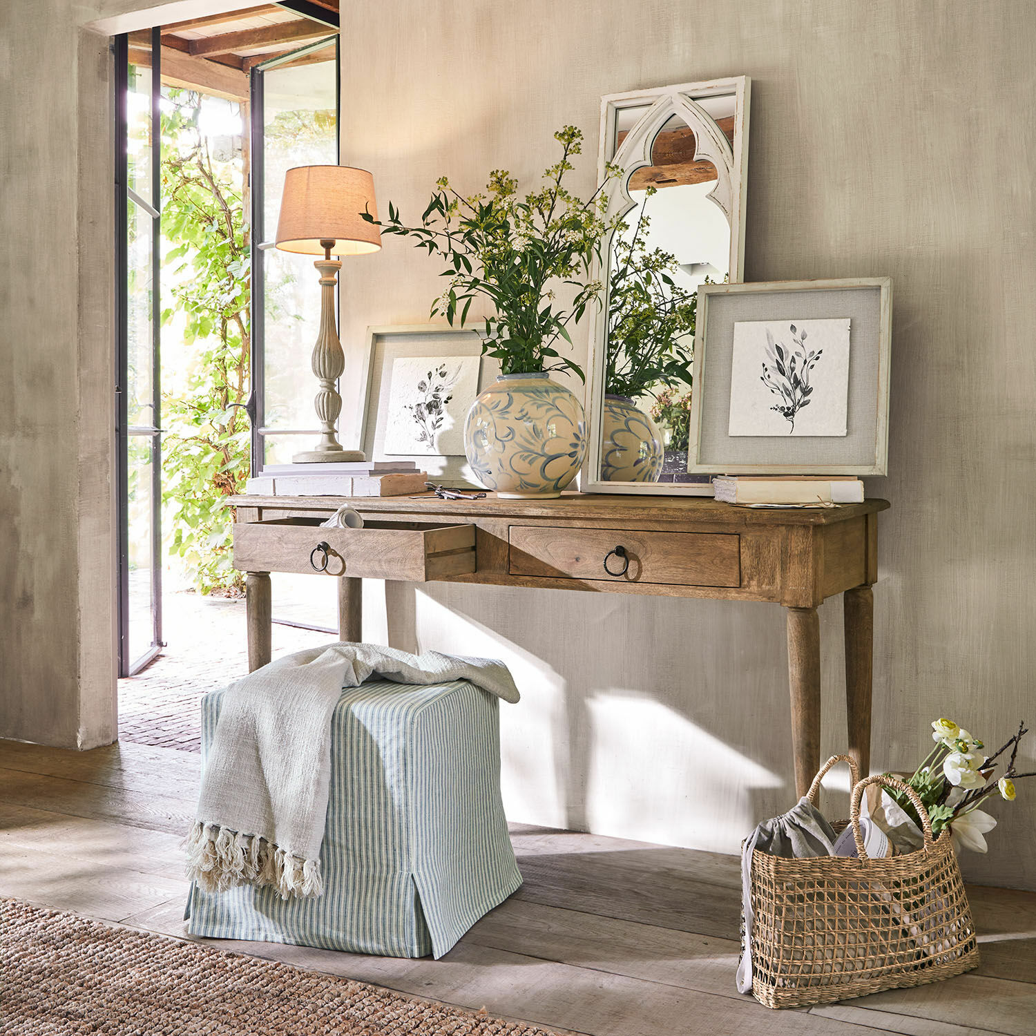 Sidetable Jovrac Houten bureau met twee lades, decoratieve spiegel en vaas met bloemen in lichte kamer