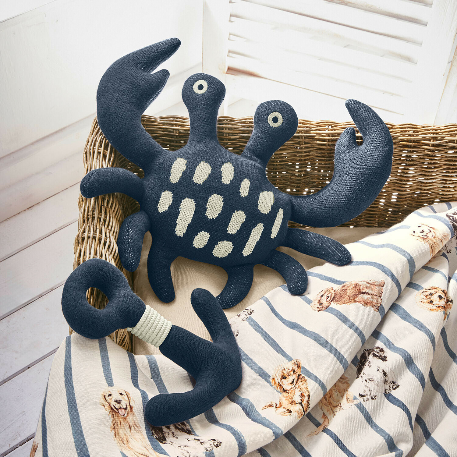 Hondenspeeltje set van 2 Chewrie Marineblauwe knuffelkrab en anker op gestreept deken met hondenprint, zacht materiaal