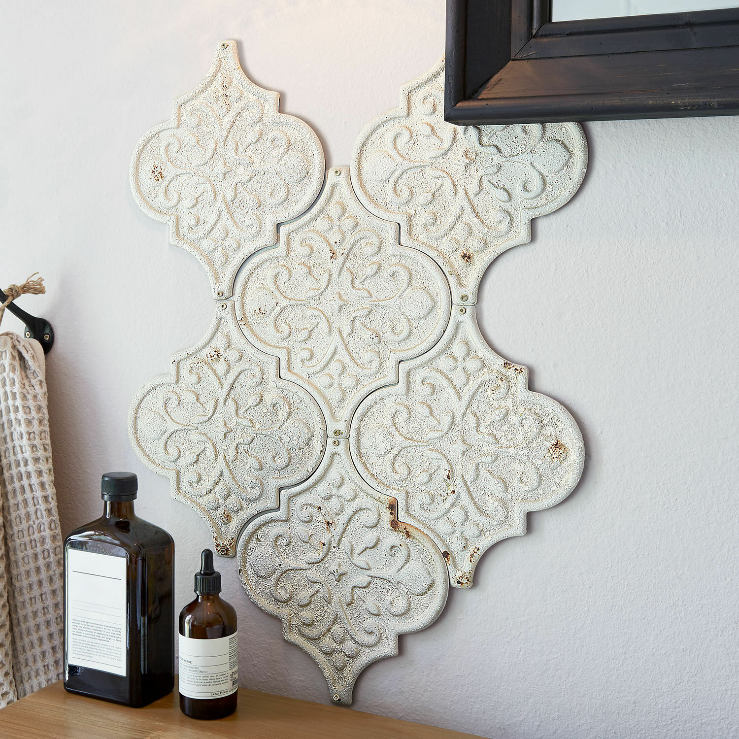 Wandornament set van 6 Halira Decoratief witte metalen wandplaat met rustiek patroon, vintage stijl voor woonkamer of hal