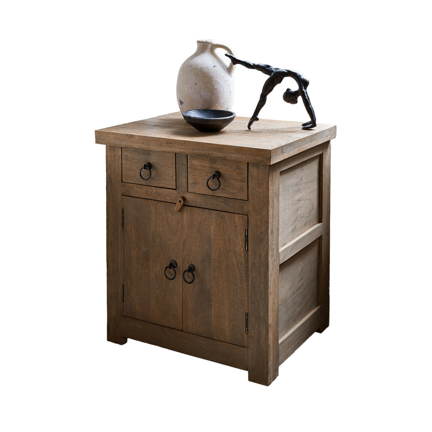 Meuble en bois naturel avec deux tiroirs et portes, décoré d'une céramique blanche et d'une sculpture noire