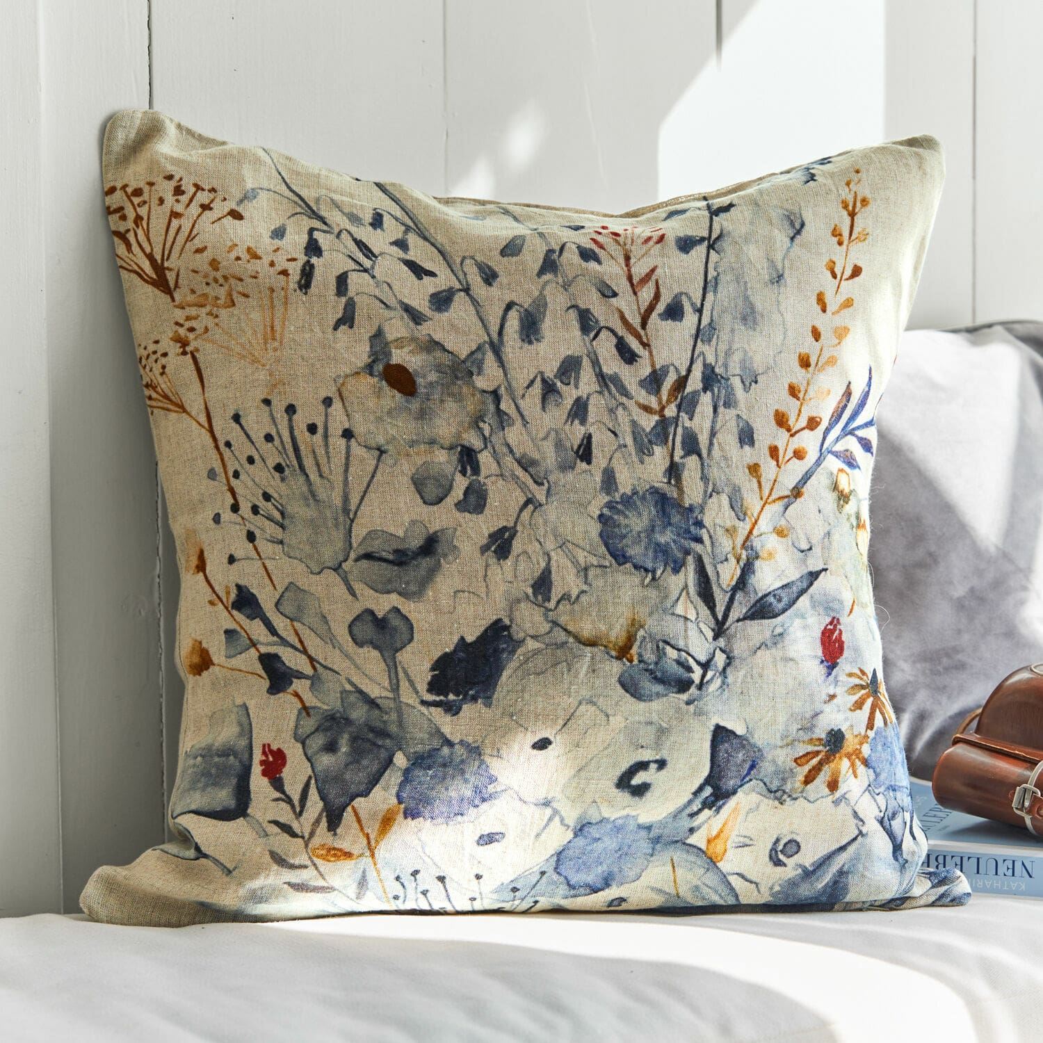 Kussenhoes Carroll Decoratief linnen kussen in beige met blauwbruine bloemenprint, stijlvol voor woonkamer
