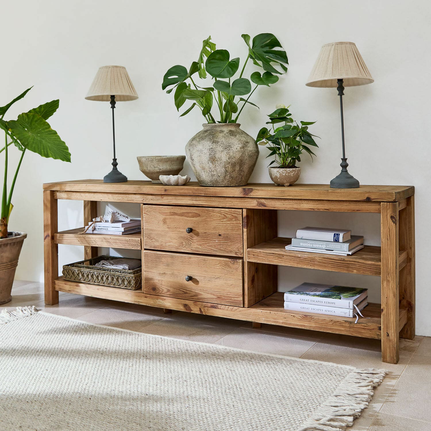 Sideboard Ainvelle Houten sidetable met lades en planken, versierd met planten en beige lampen, natuurlijke houtkleur