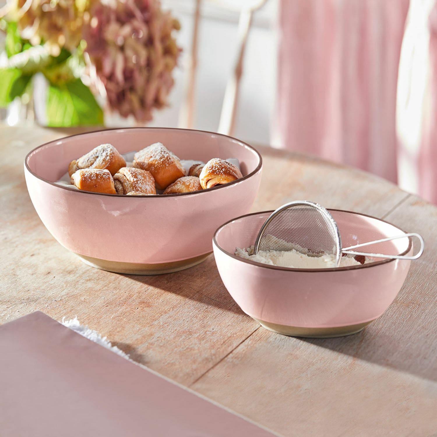 Kom set van 2 Biarré Roze keramische kommen met gebak en bloem op houten tafel in keuken