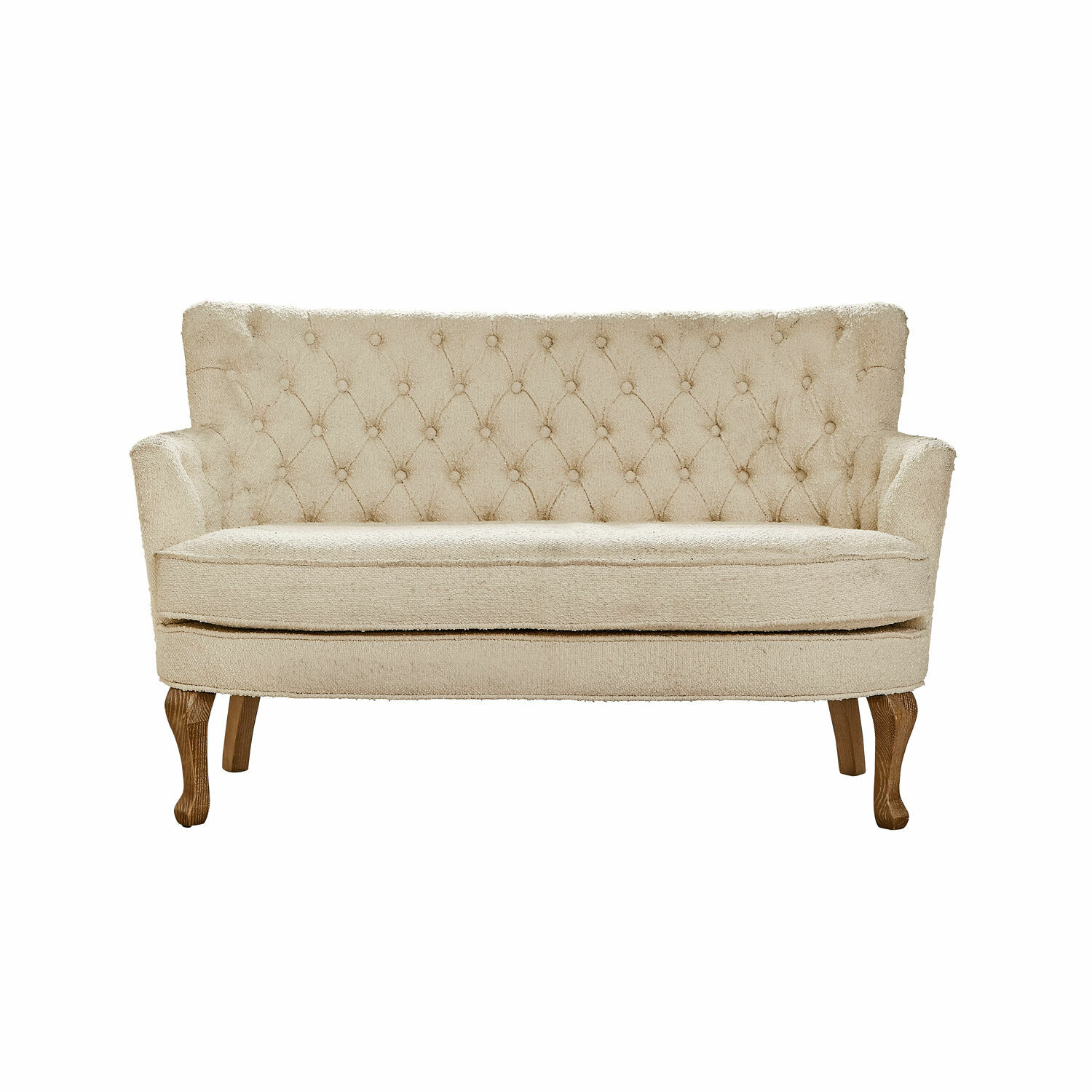 Beige Calgary bank van zachte stof met gestikte rugleuning en houten poten in vintage stijl