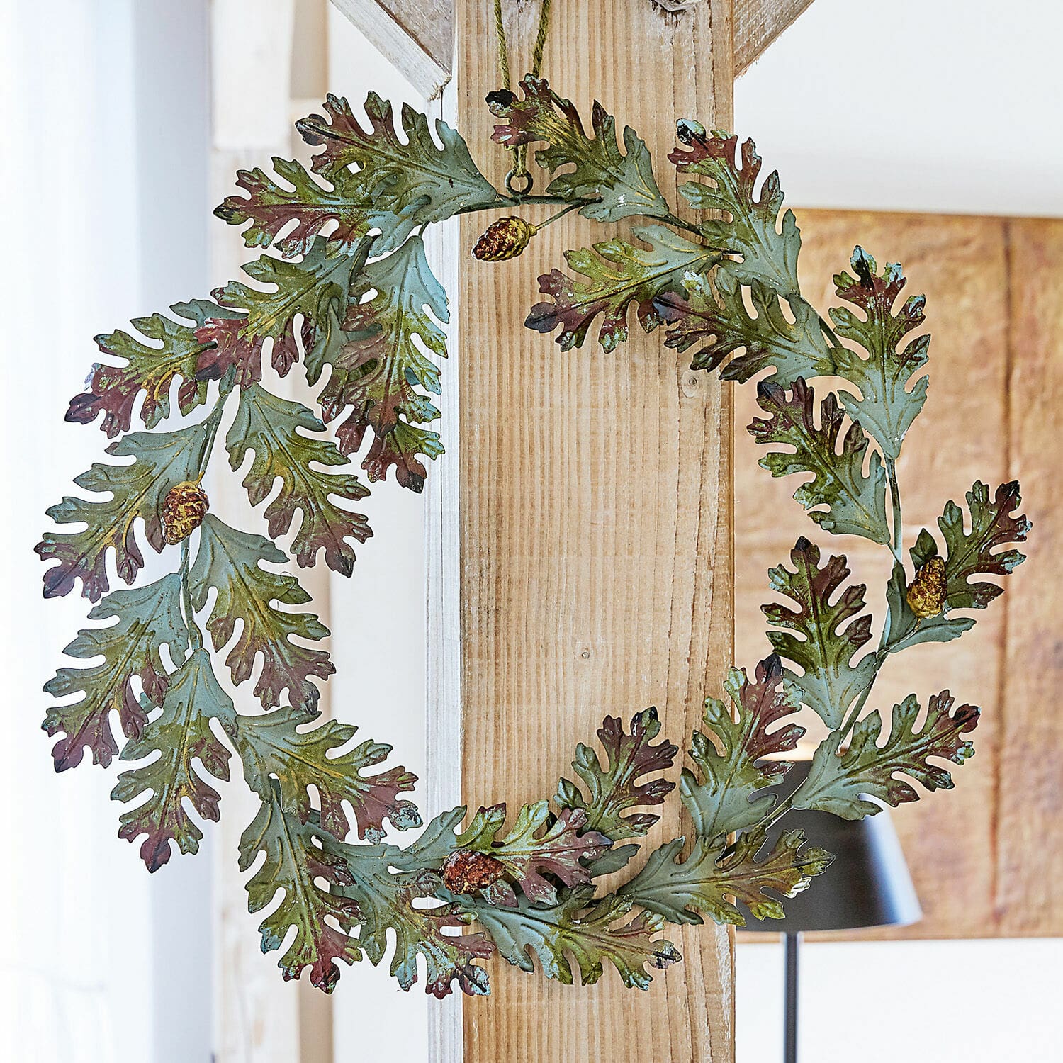 Krans Camiri Decoratieve metalen krans met groene bladeren en bruine dennenappels voor huisdecoratie
