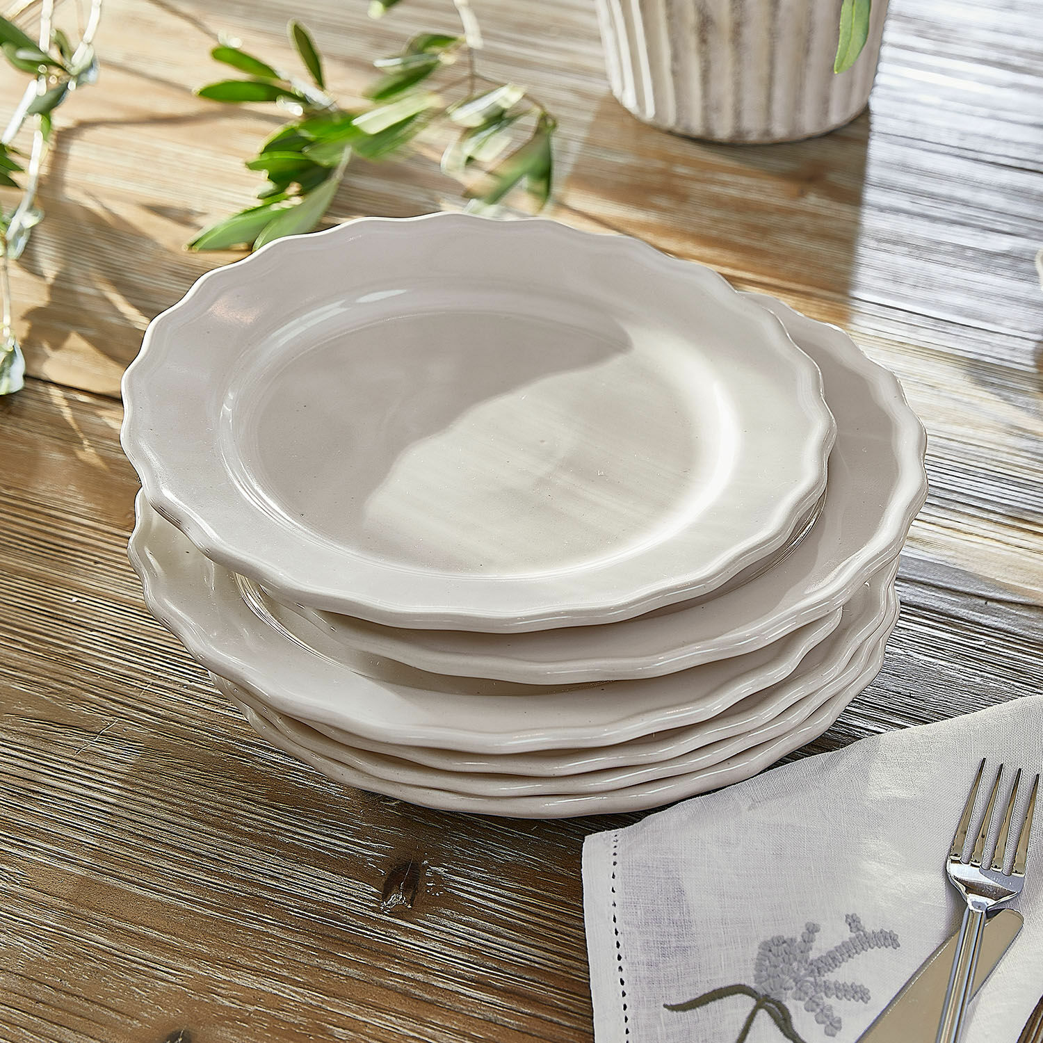 Bord set van 6 Mallevesse Set witte keramische borden met golvende rand op houten tafel met servet en bestek