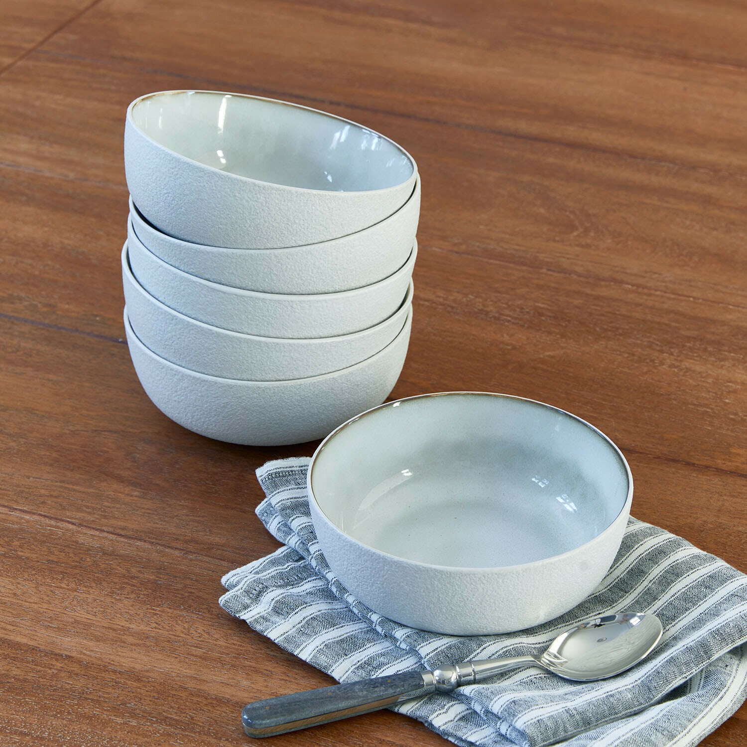 Kommetje set van 6 Eiruna Set witte keramische kommen met matte textuur op houten tafel met lepel en doek