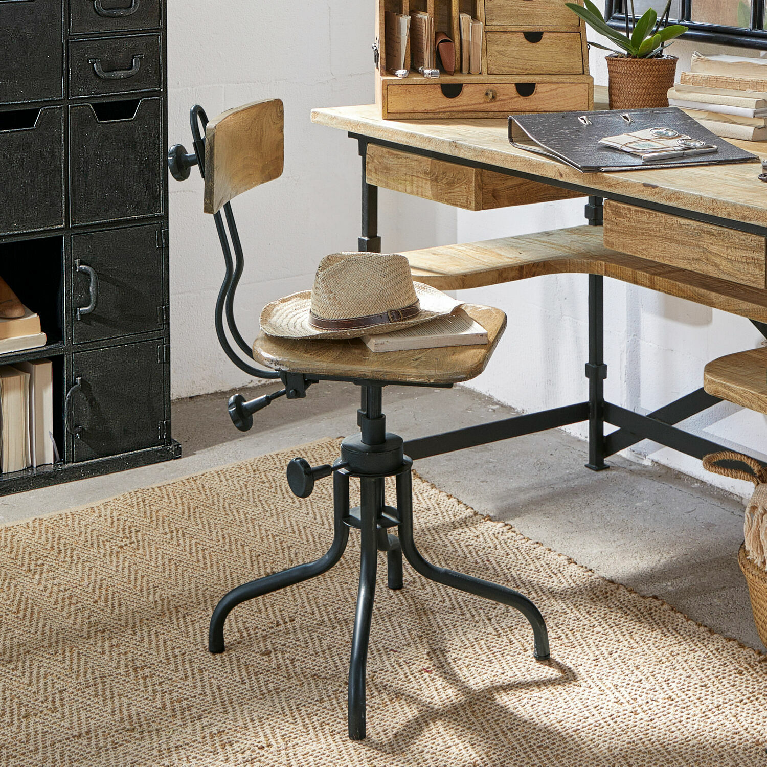 Stoel Richie Industriële draaistoel van natuurlijk hout en zwart metaal voor kantoor of atelier