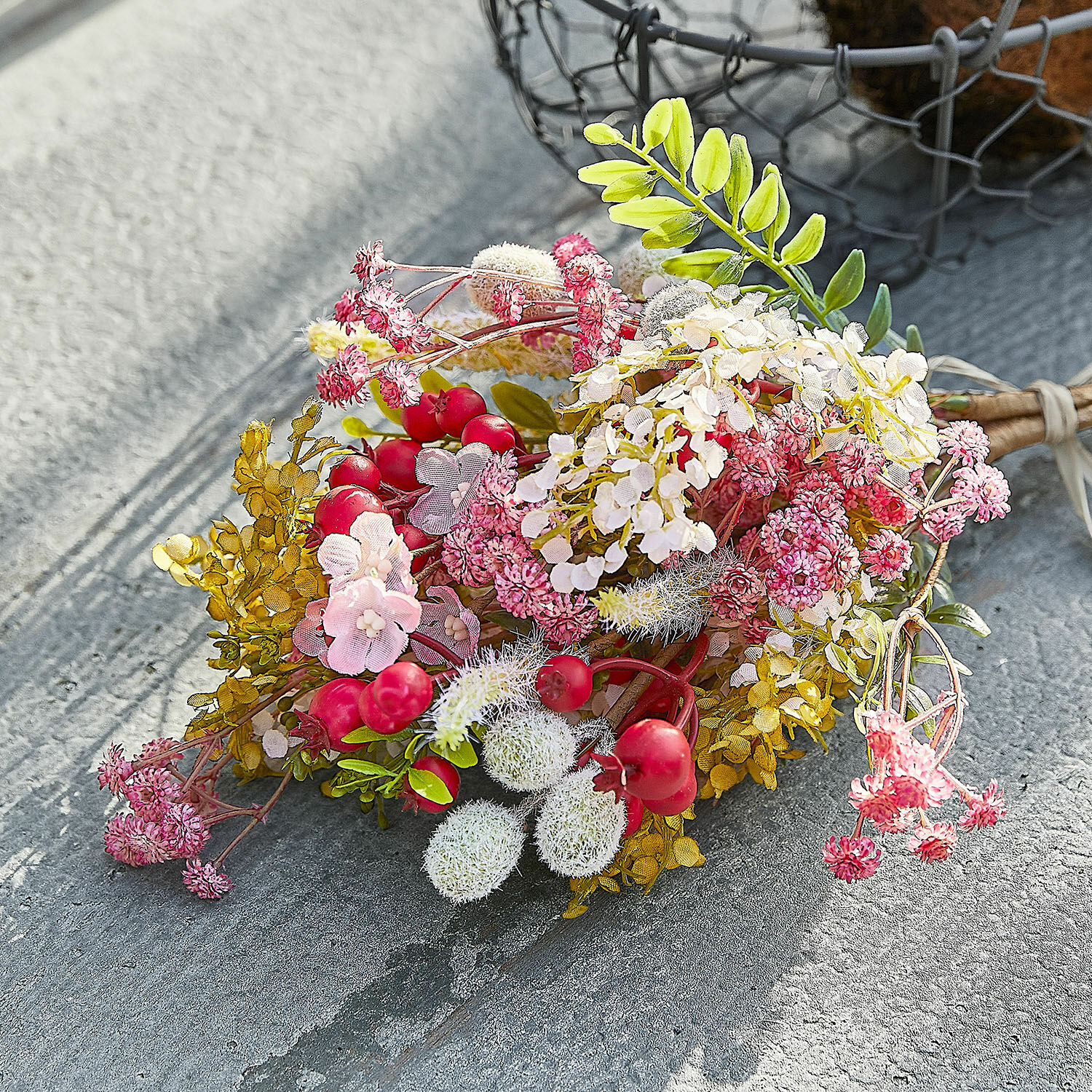 Lot de 2 bouquets décoratifs Selivane Bouquet de fleurs et baies artificielles rouges, blanches et vertes sur fond gris, décoration intérieure