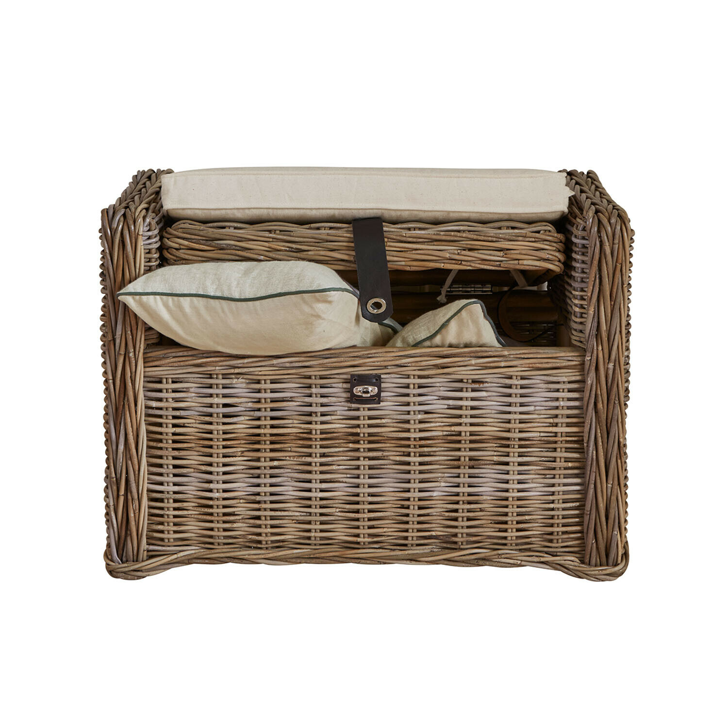 Panier de pique-nique en osier avec coussins crème et sangle en cuir foncé, matériau naturel