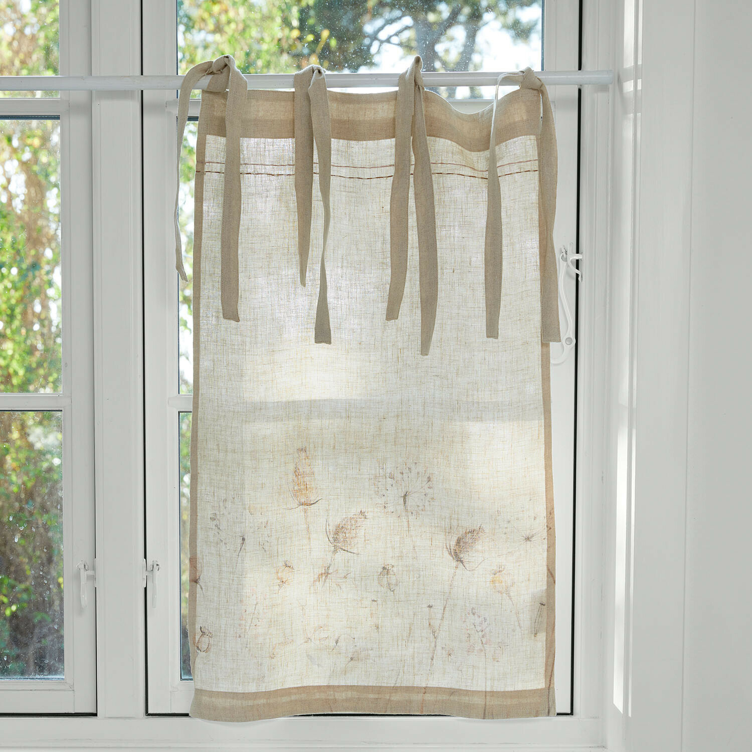Vitrage Bellérine Beige linnen gordijn met subtiel plantenpatroon en striklinten om aan het raam te hangen