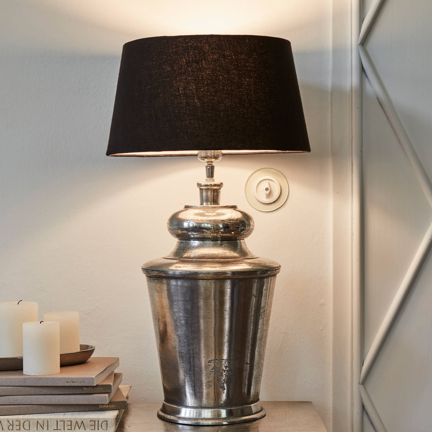 Tafellamp met zilverkleurige metalen voet en zwarte kap, decoratieve binnenverlichting