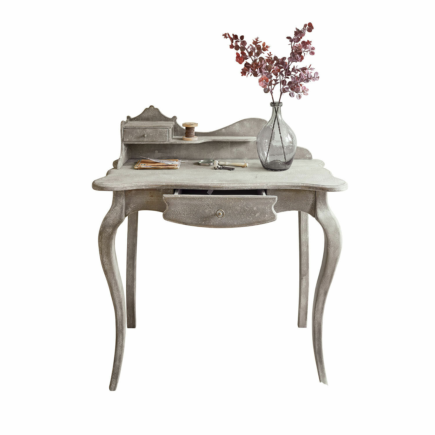 Console Loustain Bureau en bois gris avec pieds sculptés et tiroir, décoré d'un vase avec fleurs séchées