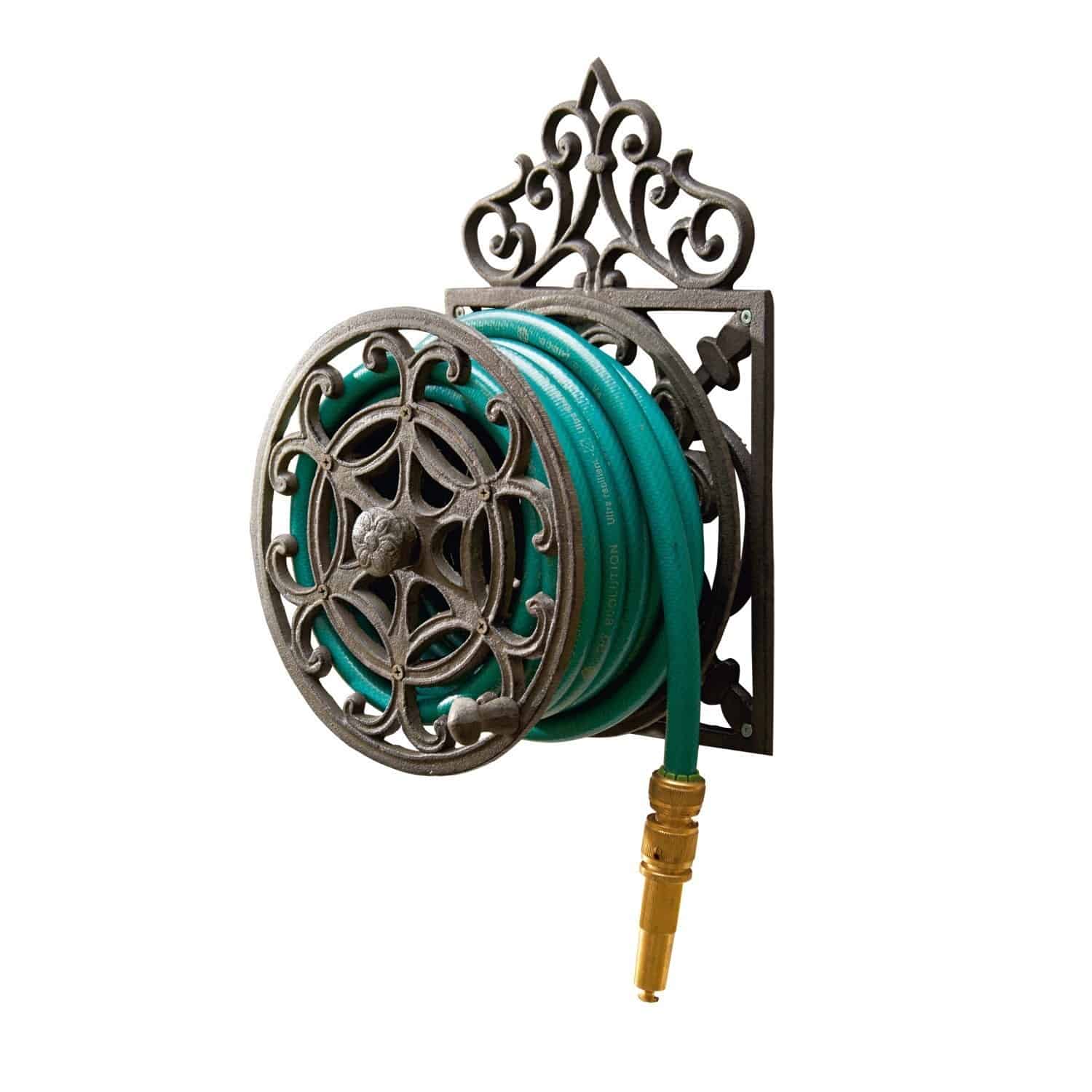 Tuinslanghaspel Trelly Decoratieve bruine metalen wandhouder voor tuinslang met groene slang en messing mondstuk