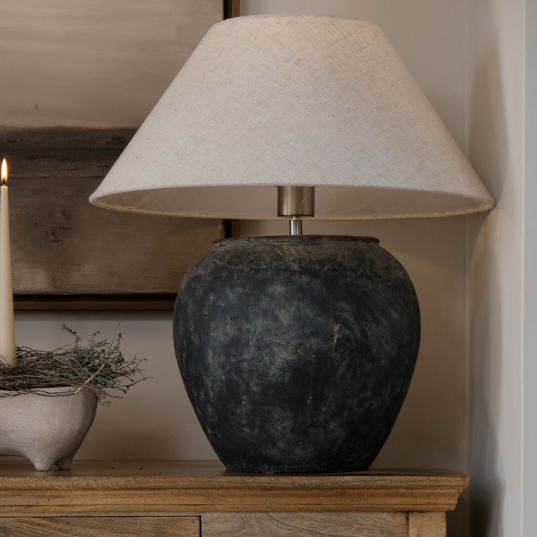 Lampe de table avec base en céramique noire et abat-jour beige, décoration intérieure, éclairage salon