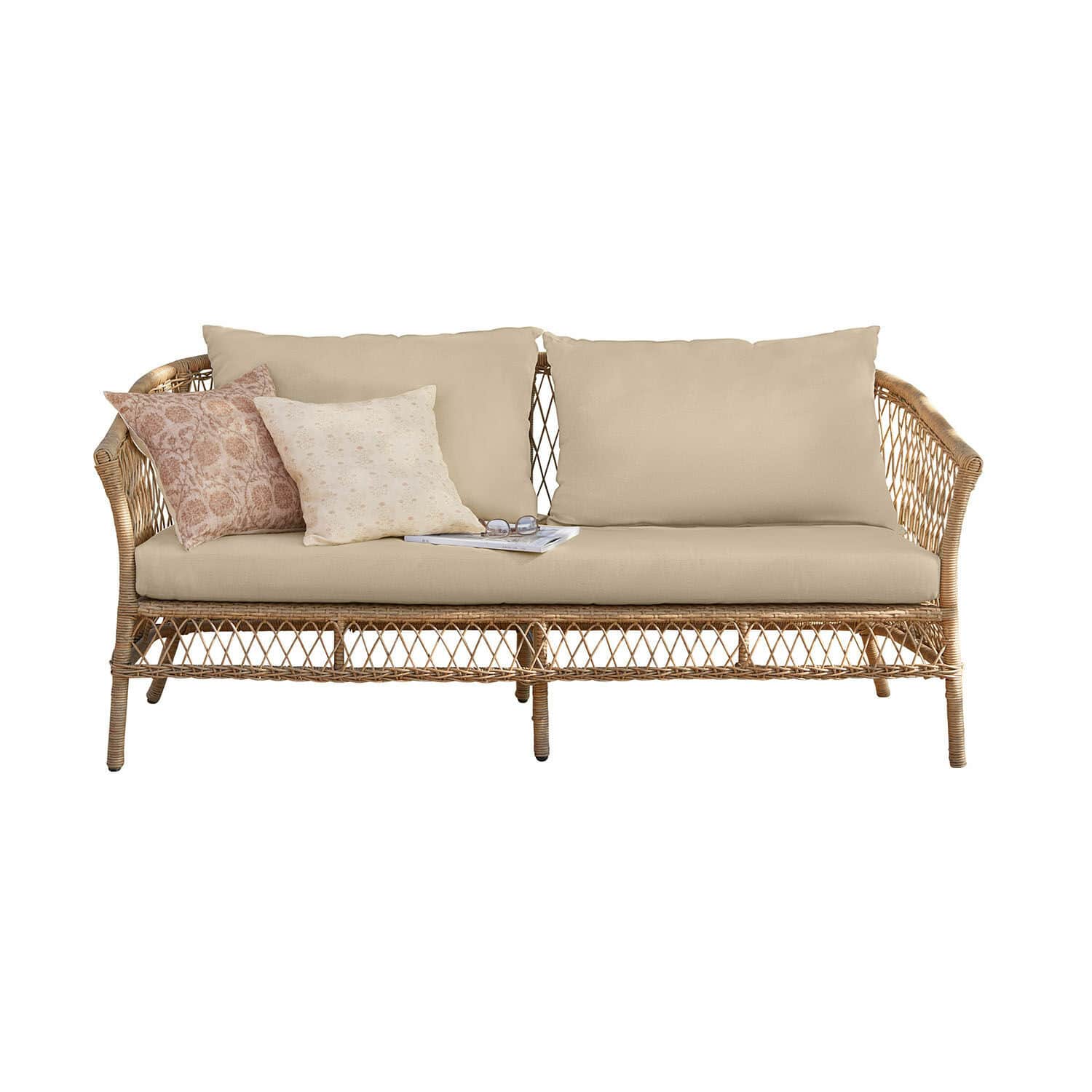 Bank Farington Rotan bank met beige kussens en decoratieve kussens in zachte pasteltinten