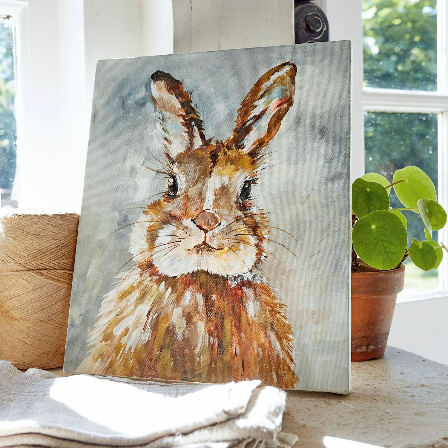 Afbeelding Magnus Canvas schilderij met geschilderde bruine haas op grijze achtergrond voor interieurdecoratie
