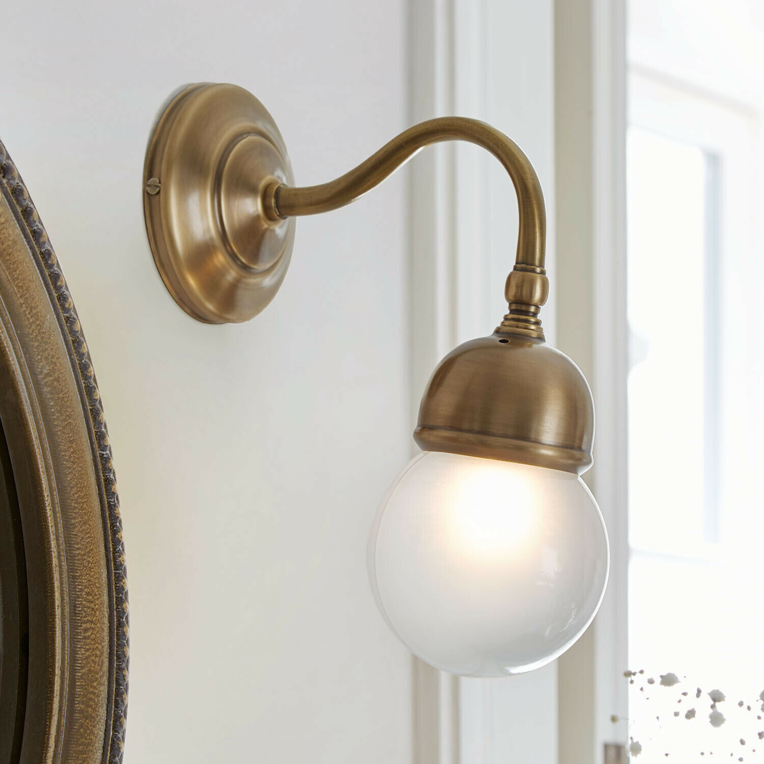 Wandlamp Lamivelle Wandlamp van messing met mat wit glazen bol, klassieke binnenverlichting