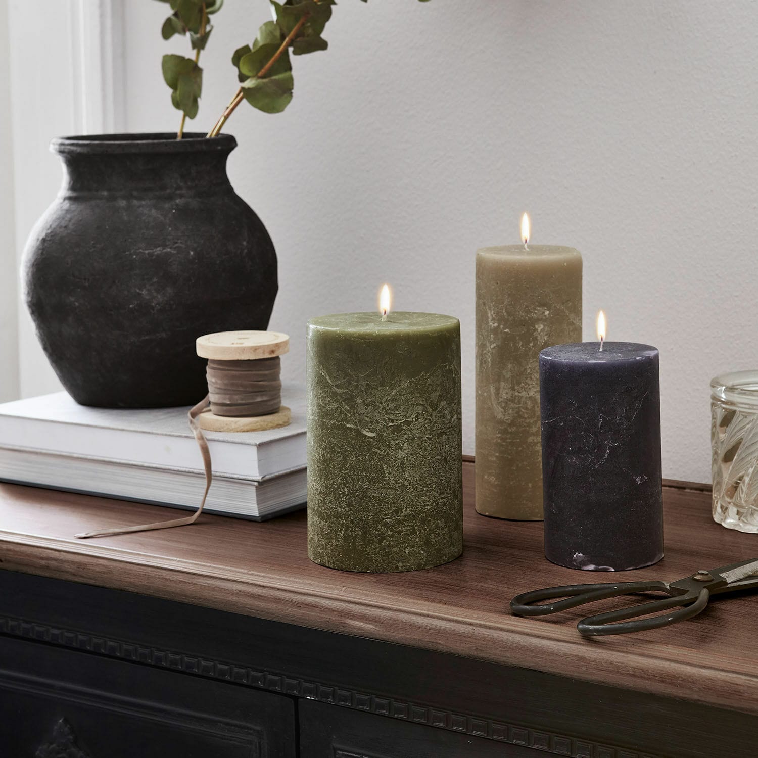 Kaars set van 3 Pretin Drie brandende kaarsen in groen, beige en zwart op houten blad met decoraties