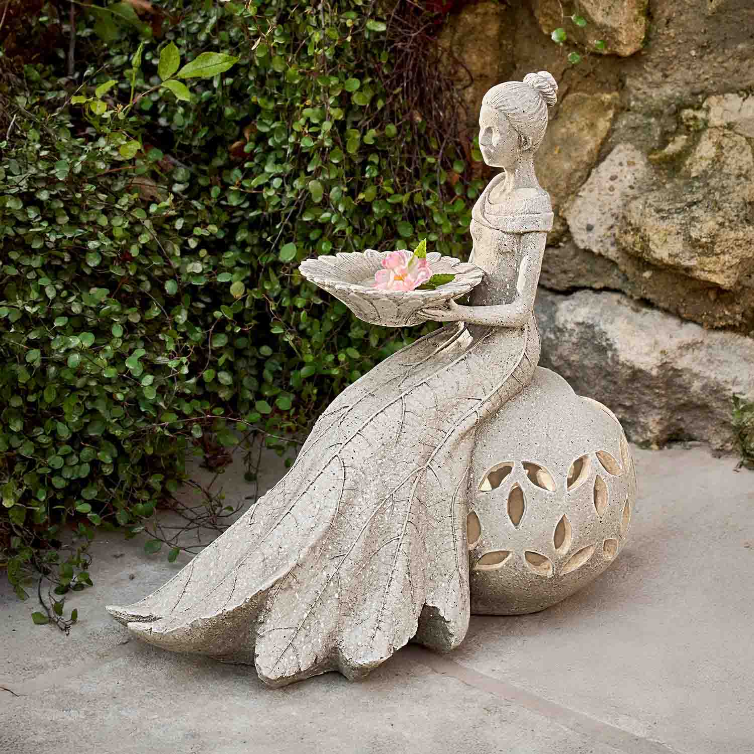 Statue de jardin en pierre représentant une femme tenant un plat avec des fleurs, décoration extérieure