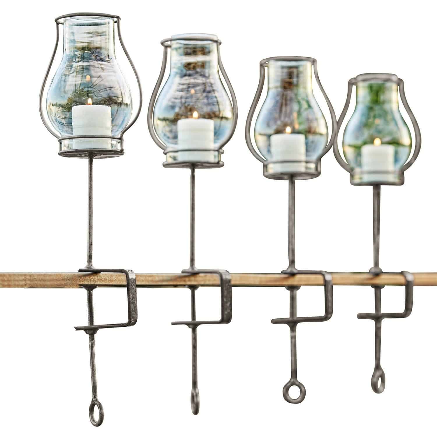 Lot de 4 photophores Calindra Ensemble de quatre bougeoirs en métal avec verre transparent et bougies blanches à fixer sur bordure