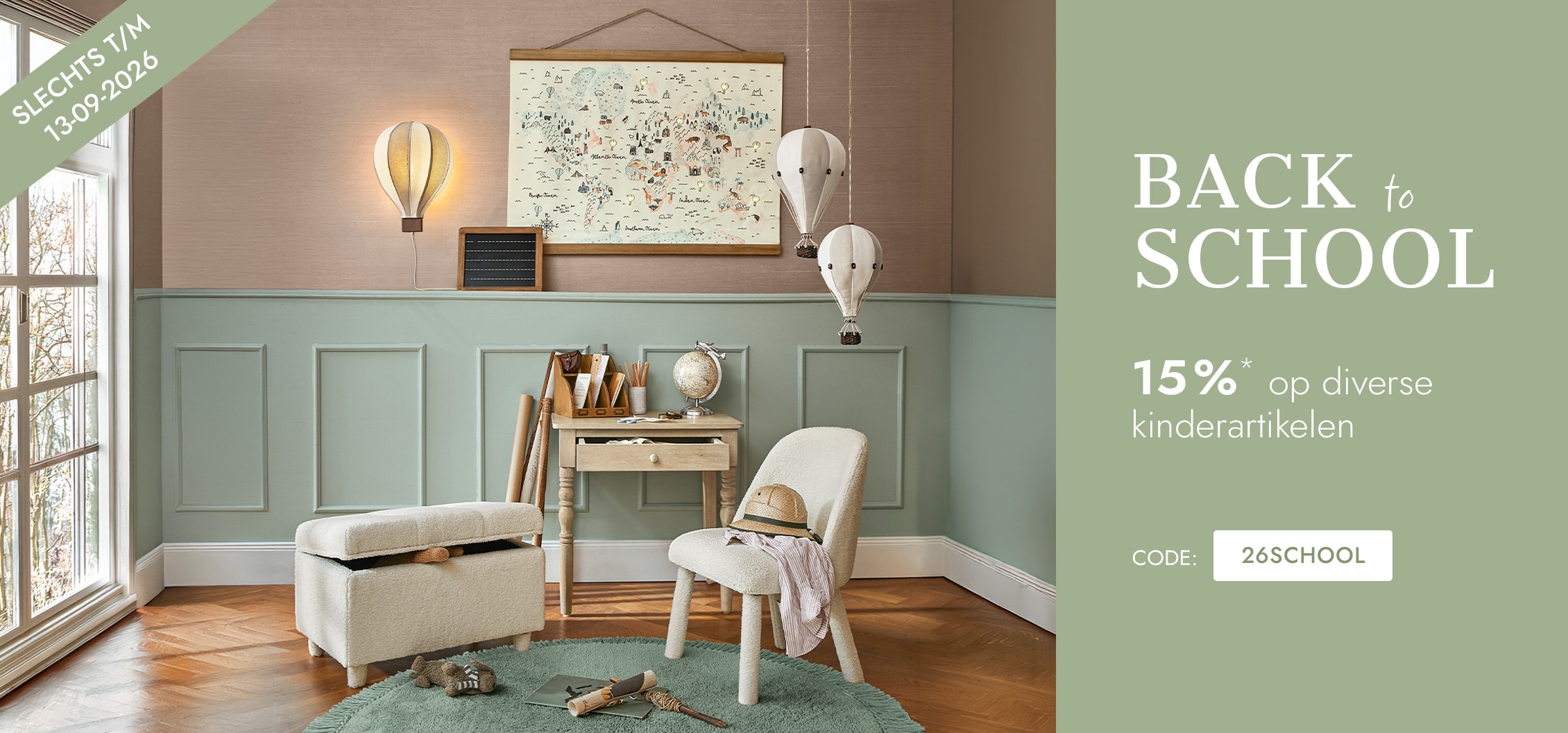 Gezellige kinderkamer met beige stoel, poef en vintage decoratie voor de start van school