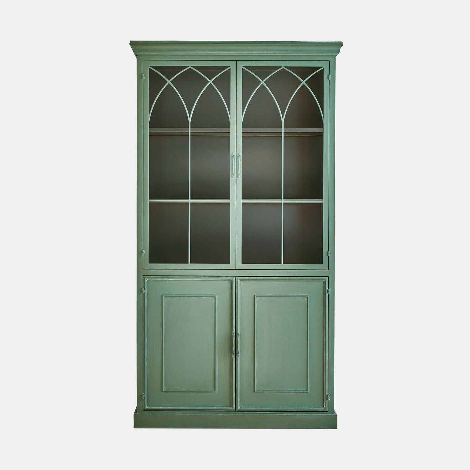 Vitrine en bois vert avec portes vitrées supérieures et panneaux inférieurs pleins pour rangement