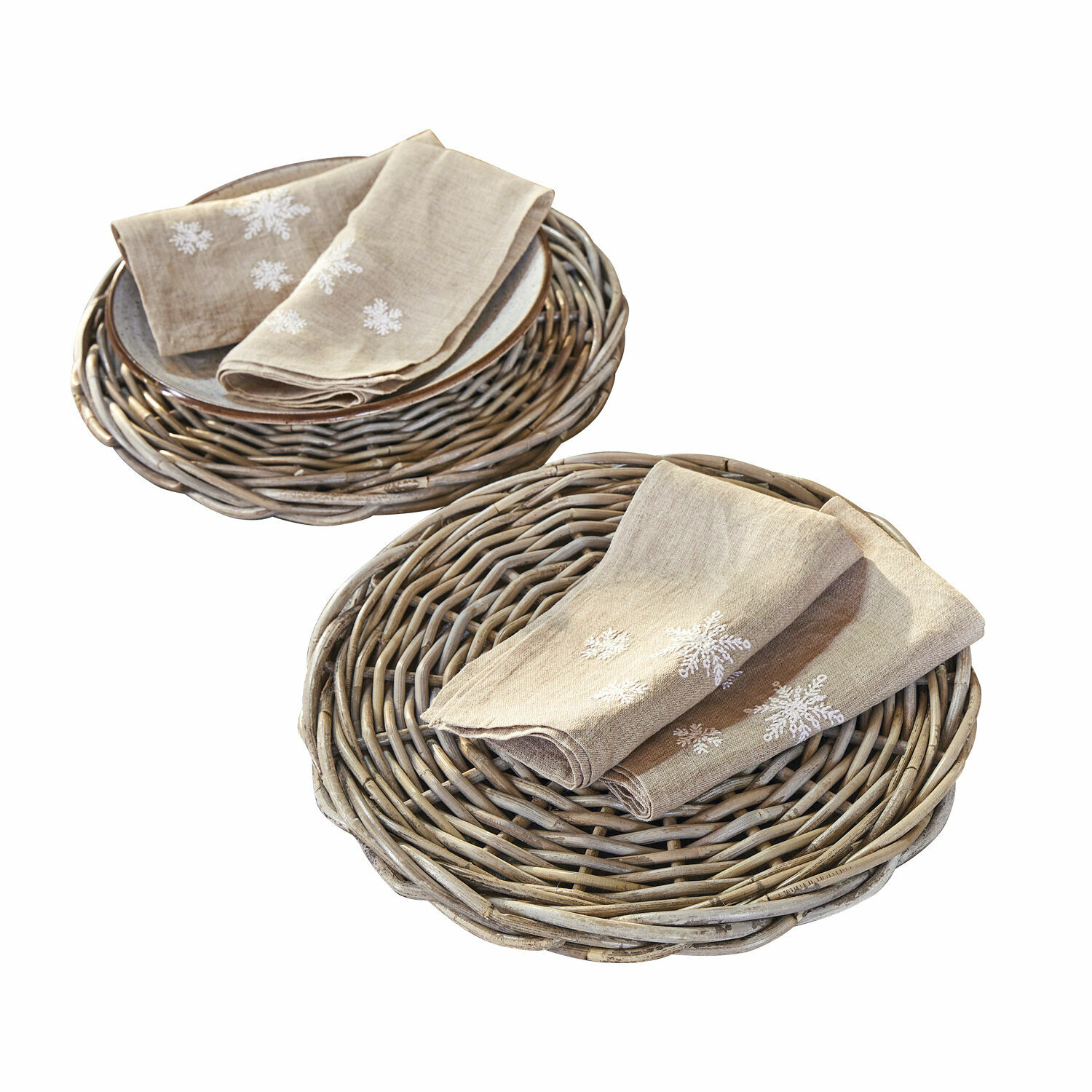 Lot de 2 plateaux de présentation en rotin Bland Serviettes en lin beige avec flocons de neige blancs sur sets de table ronds en osier