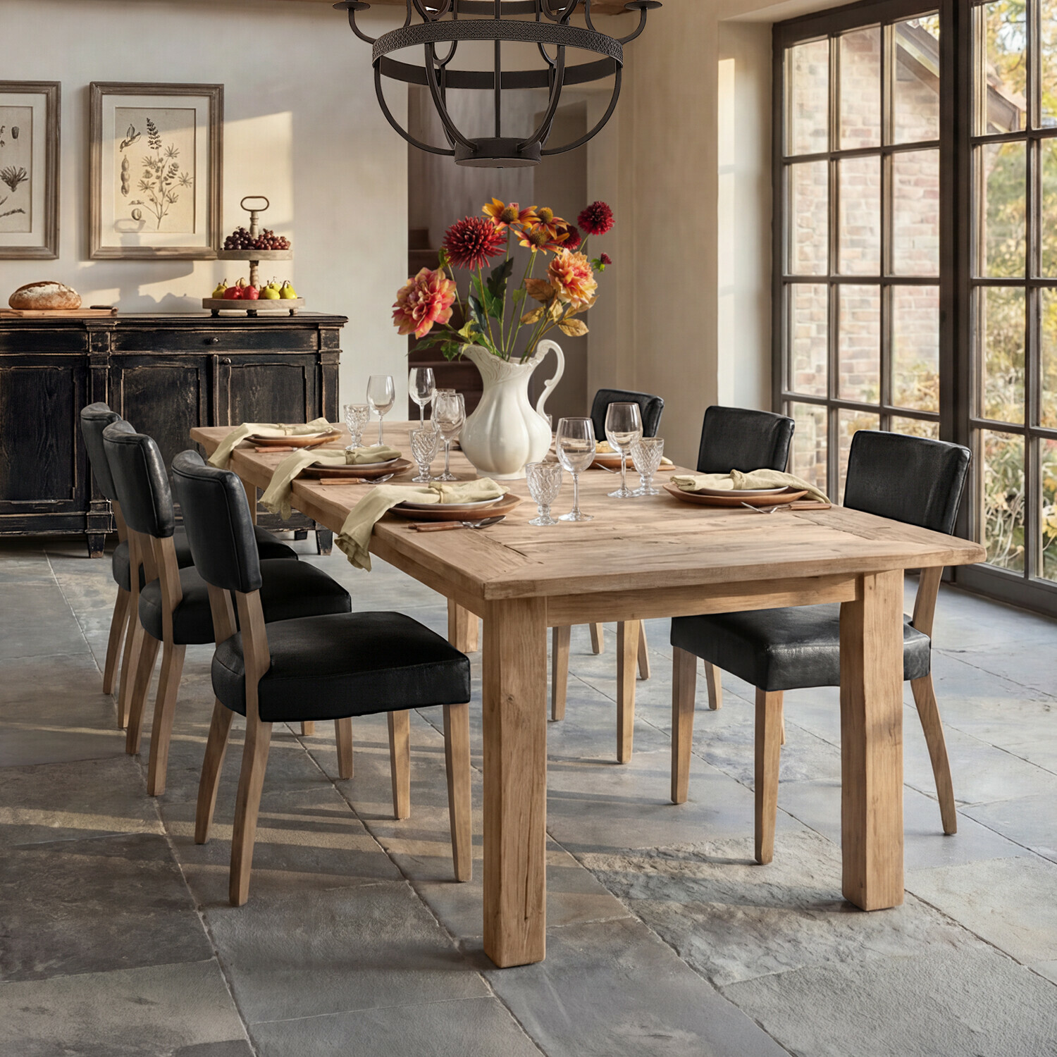 Tafel Amherst Eetkamer met lichte houten tafel en zwarte gestoffeerde stoelen, bloemenarrangement op tafel