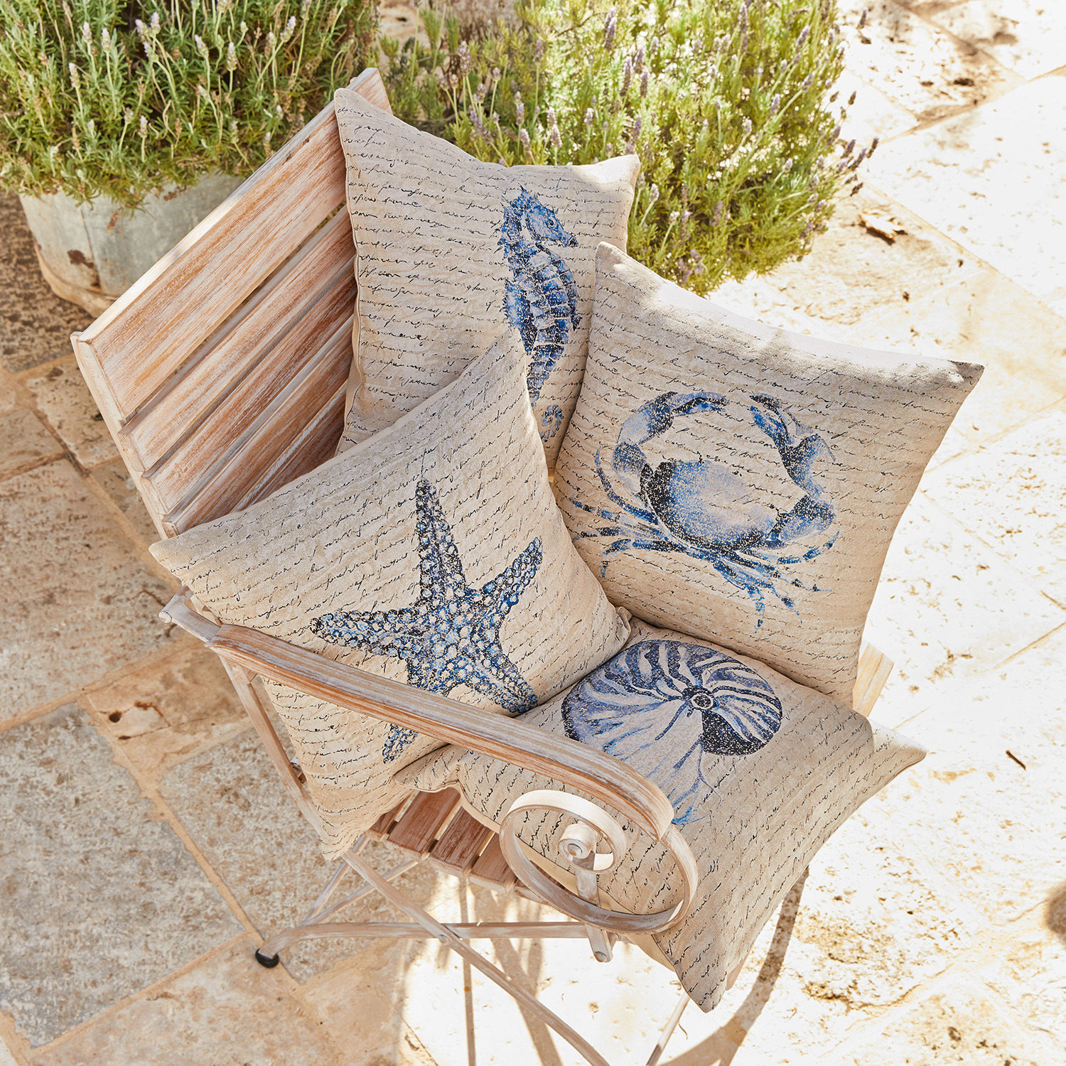 Lot de 4 housses de coussins Sealand Coussins en lin beige avec motifs marins bleus sur une chaise en bois pour décoration extérieure