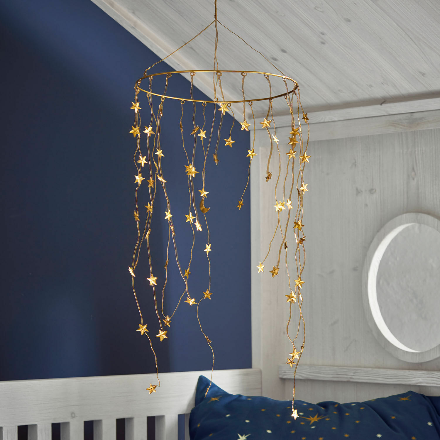 Mobile Starwhisper Gouden metalen hangende decoratieve mobiel met sterren en maan voor kinderkamer