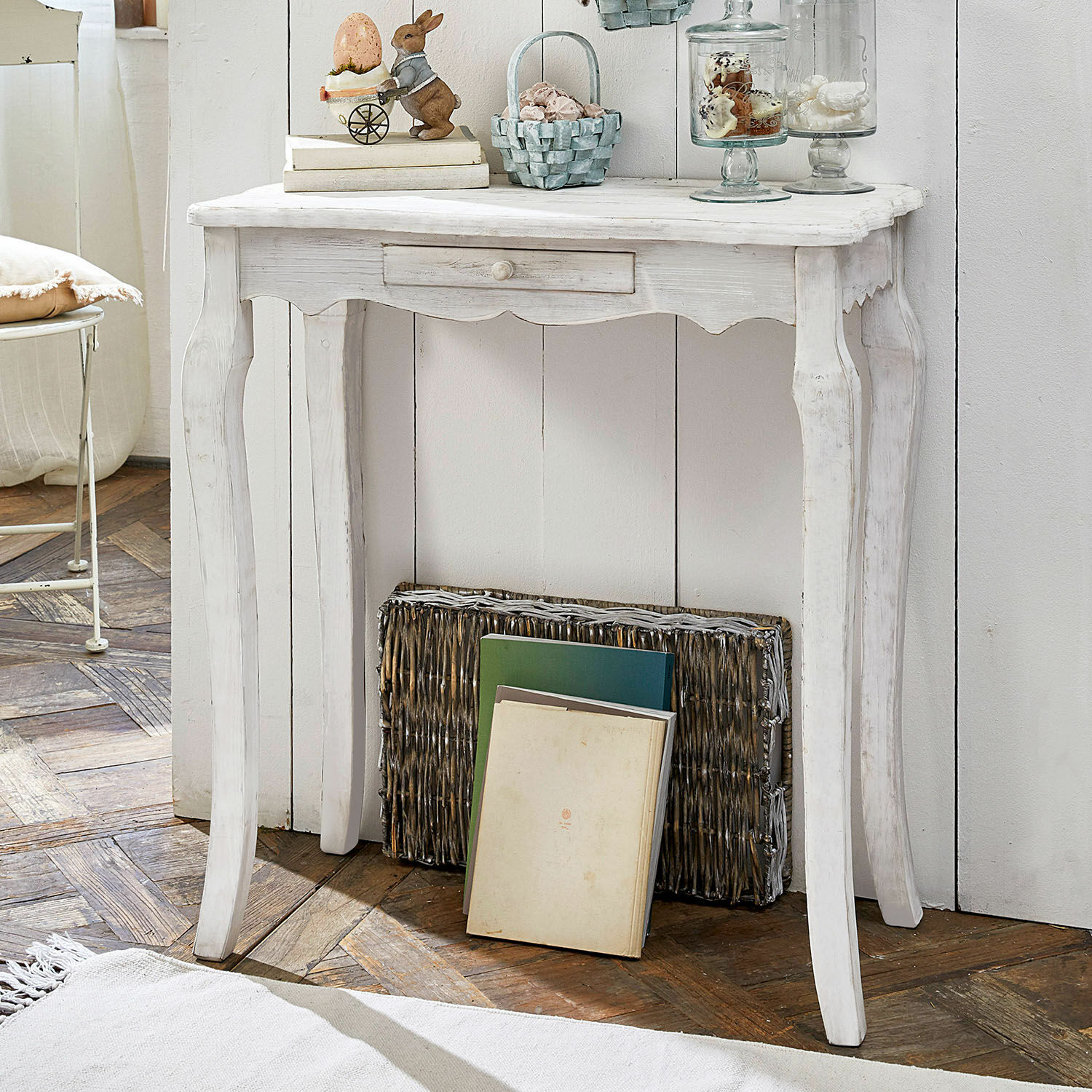 Sidetable Barbey Witte houten vintage console met lade op houten vloer met paasdecoratie