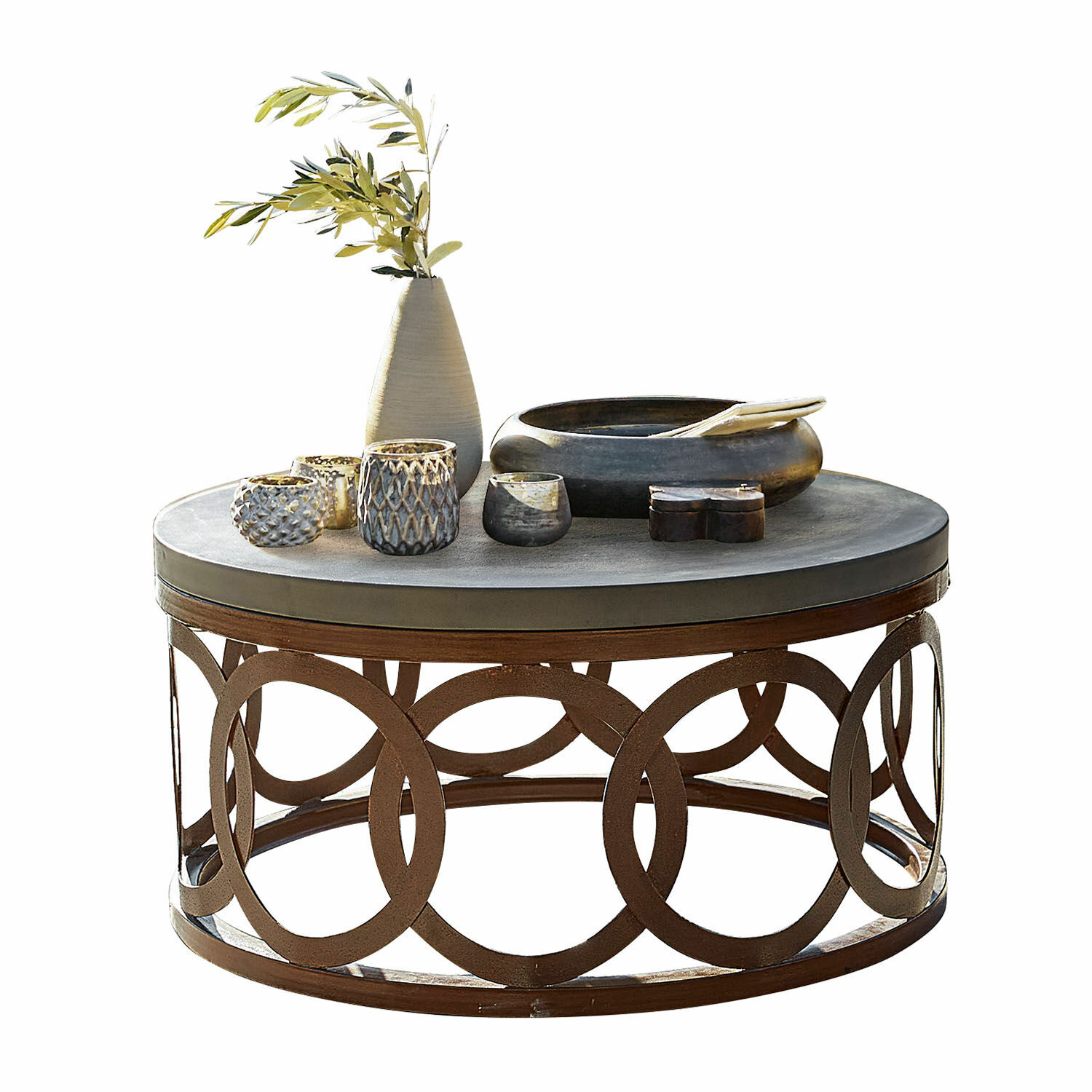 Table basse Boécourt Table basse ronde avec base en métal rouille et plateau en béton, décorations posées dessus