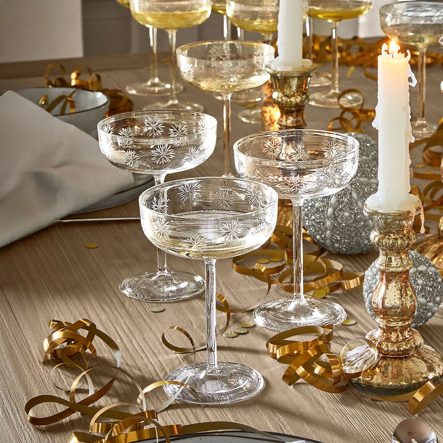 Glas set van 6 Haverly Champagneglazen van glas met gegraveerd sterrenpatroon op houten tafel met feestdecoratie