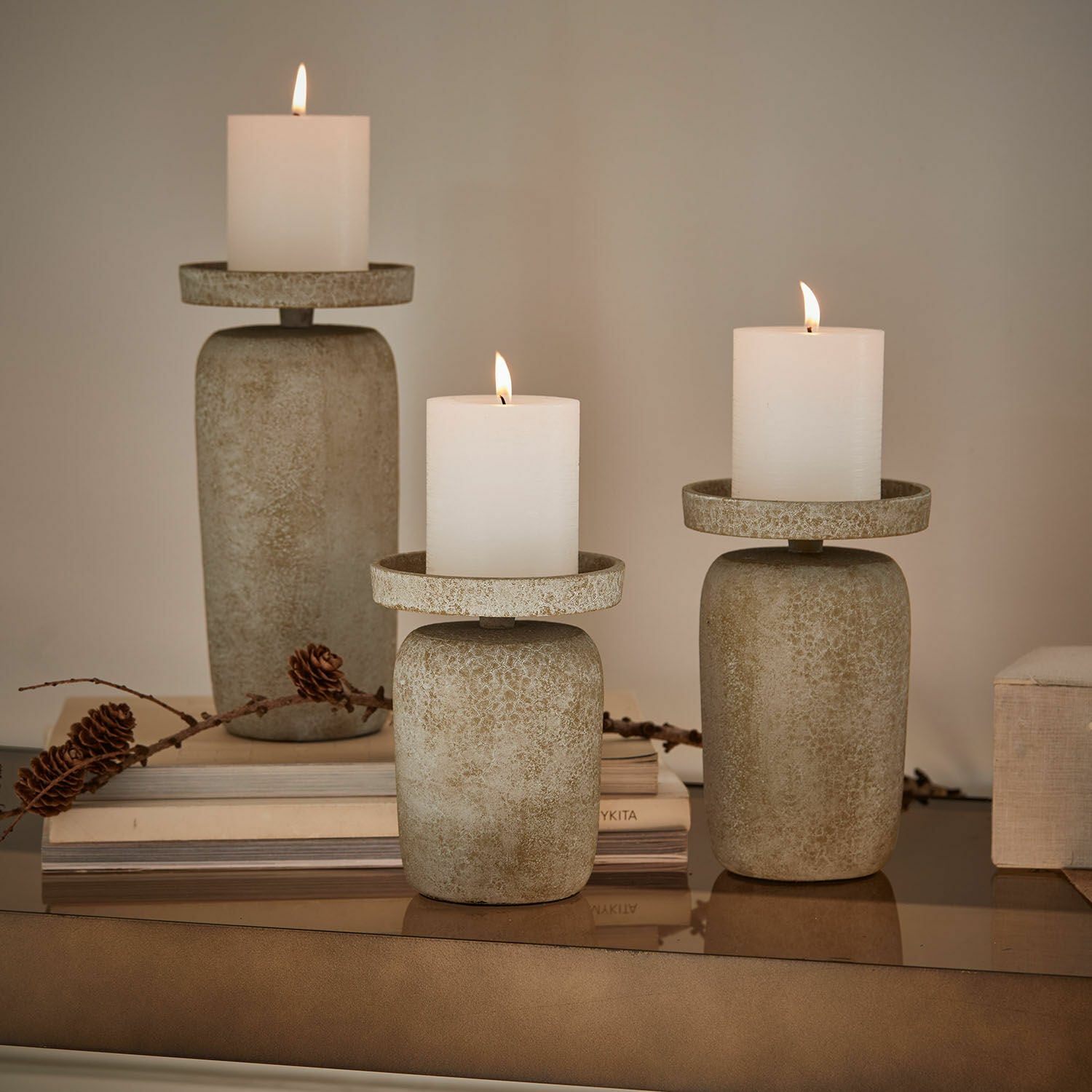 Kaarsenhouder set van 3 Amsley Set van drie beige stenen kandelaren met witte kaarsen, stijlvolle woondecoratie