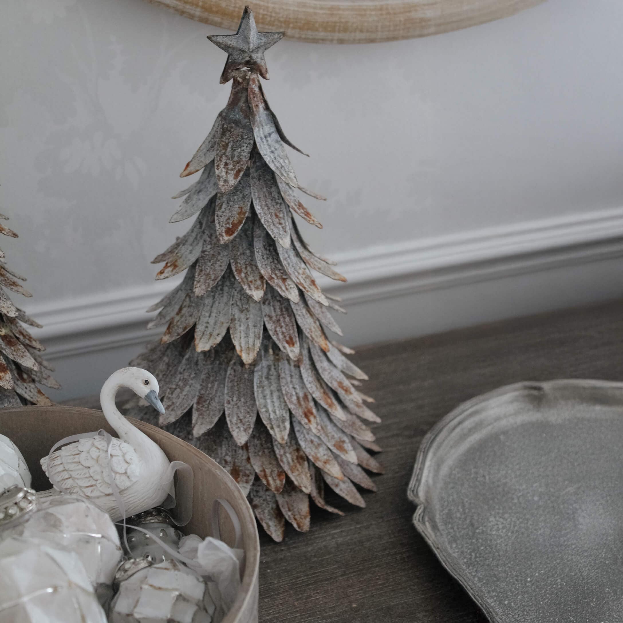 Sapin décoratif en métal avec étoile au sommet, style rustique pour décoration de Noël élégante