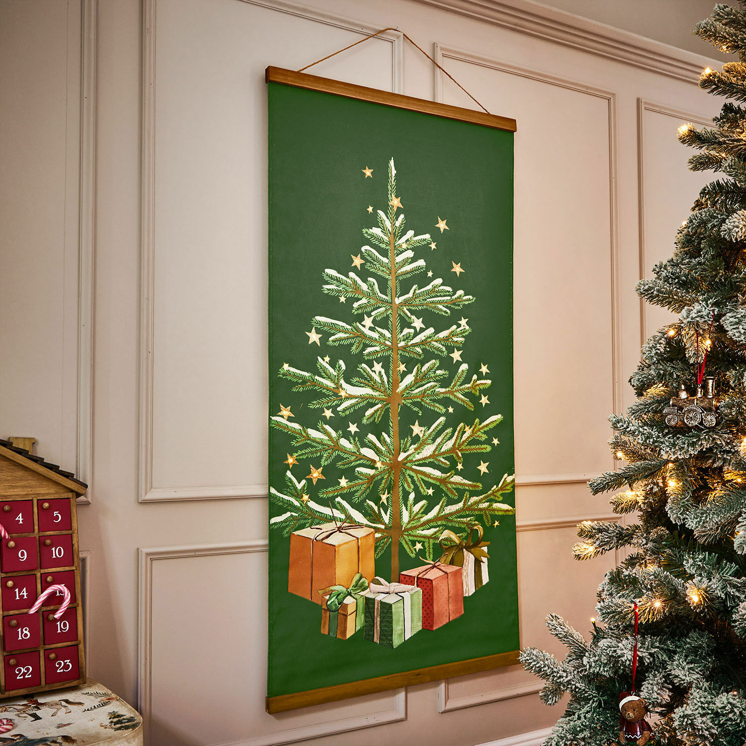 Afbeelding met led Naluma Groene kerstposter met kerstboom en cadeaus, feestelijke wanddecoratie voor kerst, traditioneel thema