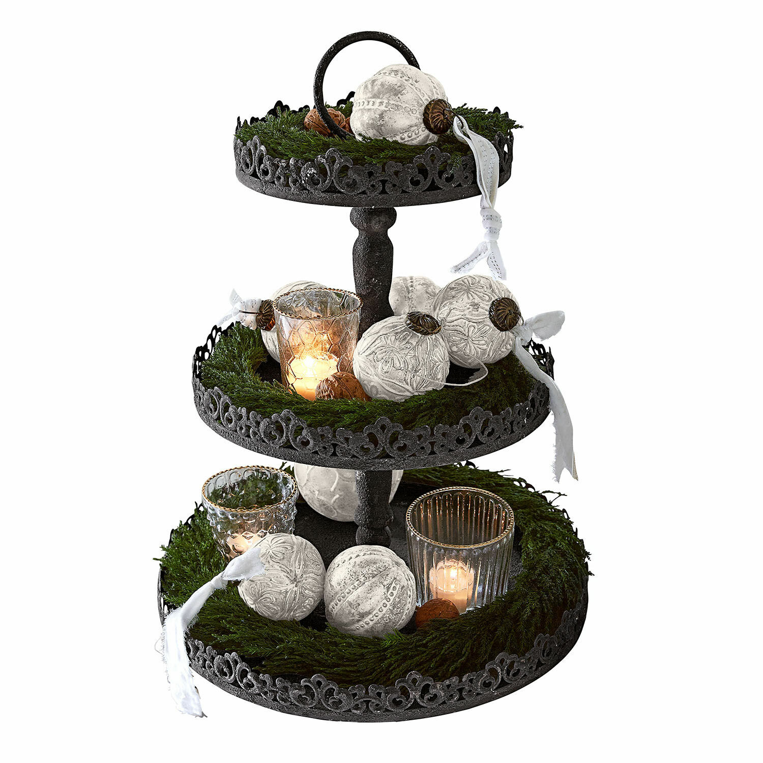 Etagère Garnette Drieledig metalen etagère met witte kerstballen en kaarsen op groen mos versierd