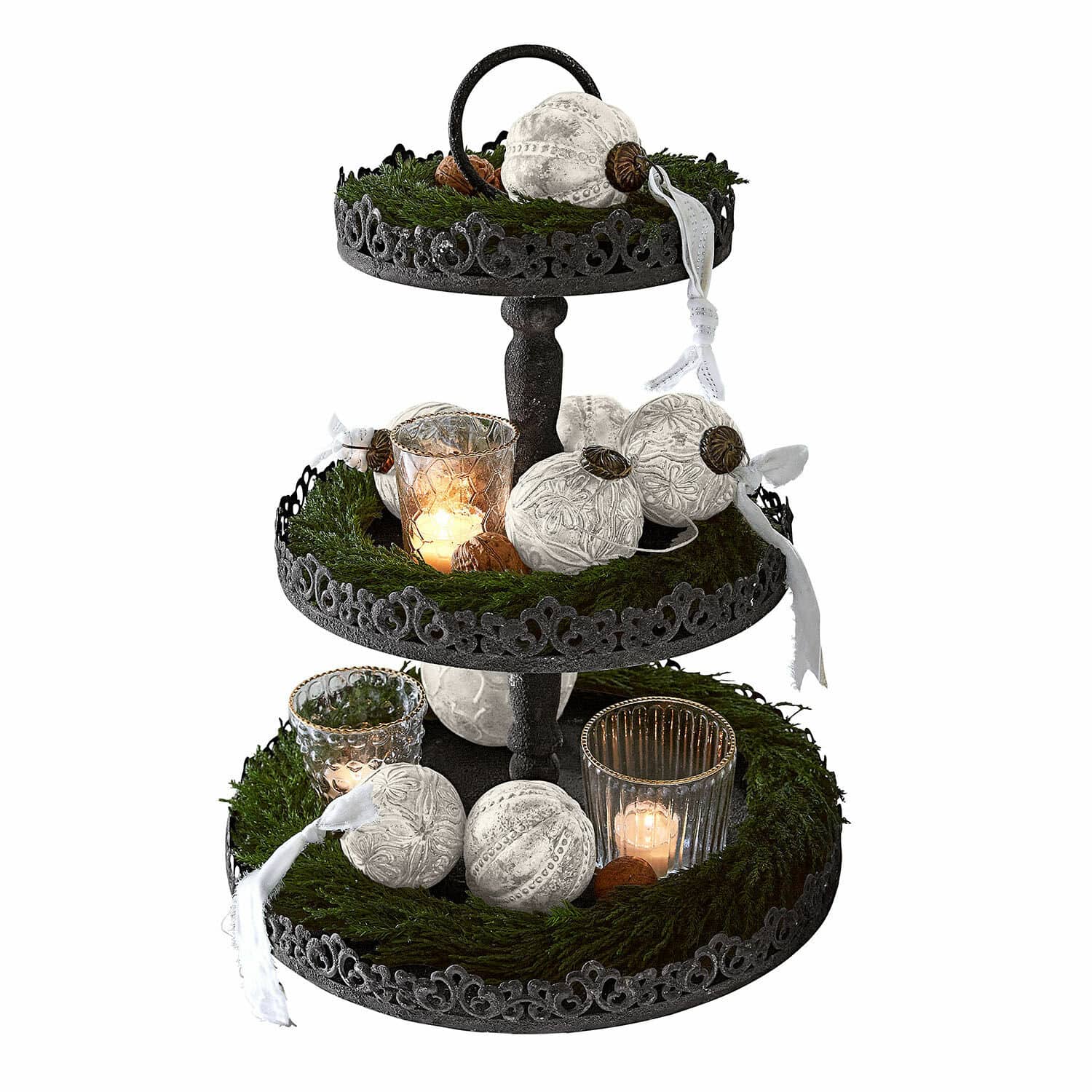 Etagère Garnette Drieledig metalen etagère met witte kerstballen en kaarsen op groen mos versierd