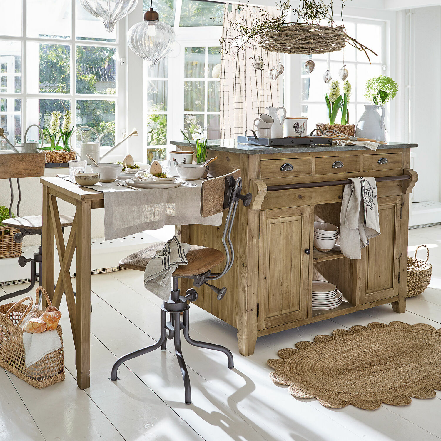 Keukenblok Évain Rustieke keuken met houten eiland en tafel, natuurlijke materialen en lichte decoraties in een lichte ruimte